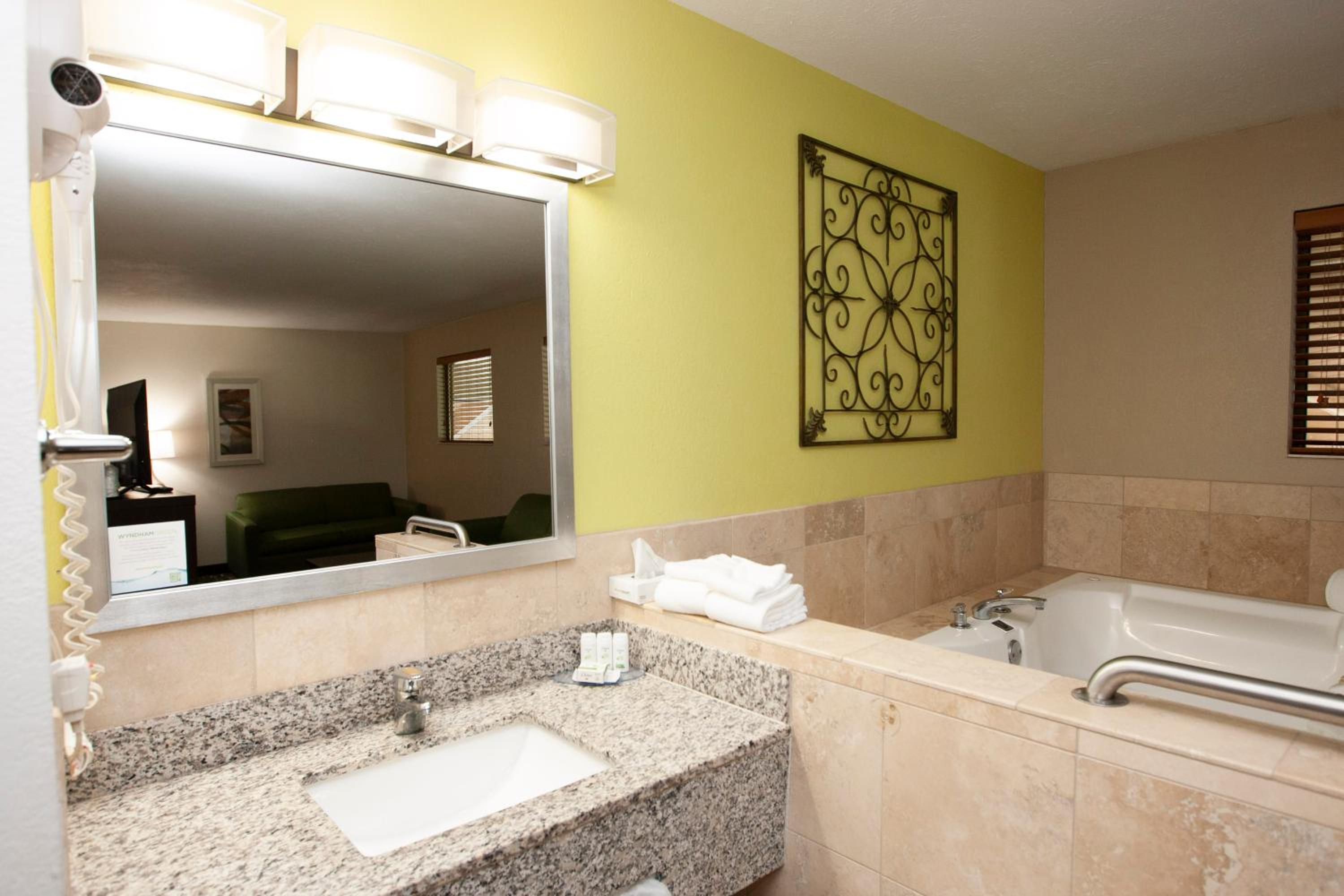 AmericInn and Suites by Wyndham Delafield-Waukesha-Milwaukee - Property Image 5