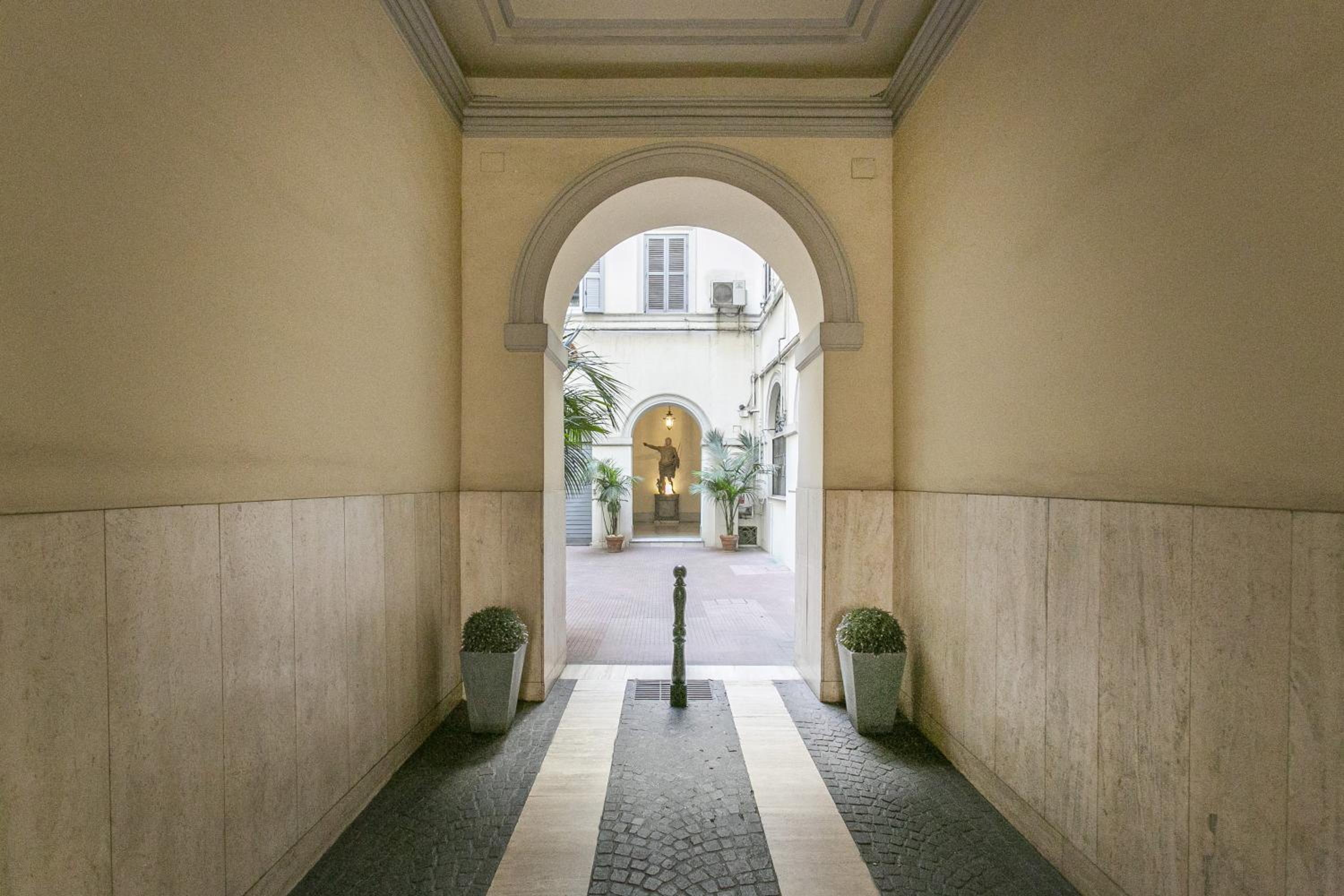 Attico nel cuore di Roma con box privato per auto