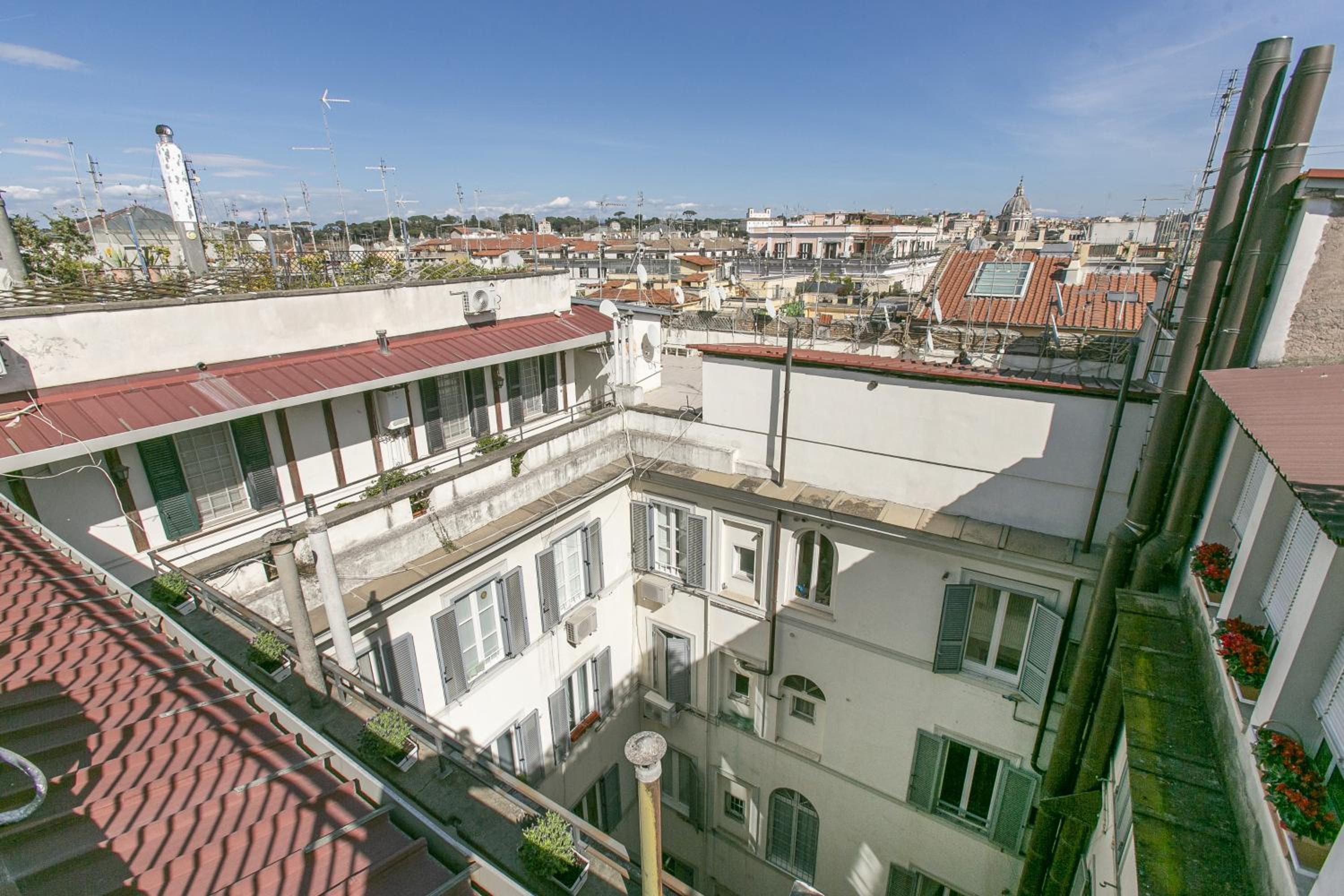 Attico nel cuore di Roma con box privato per auto