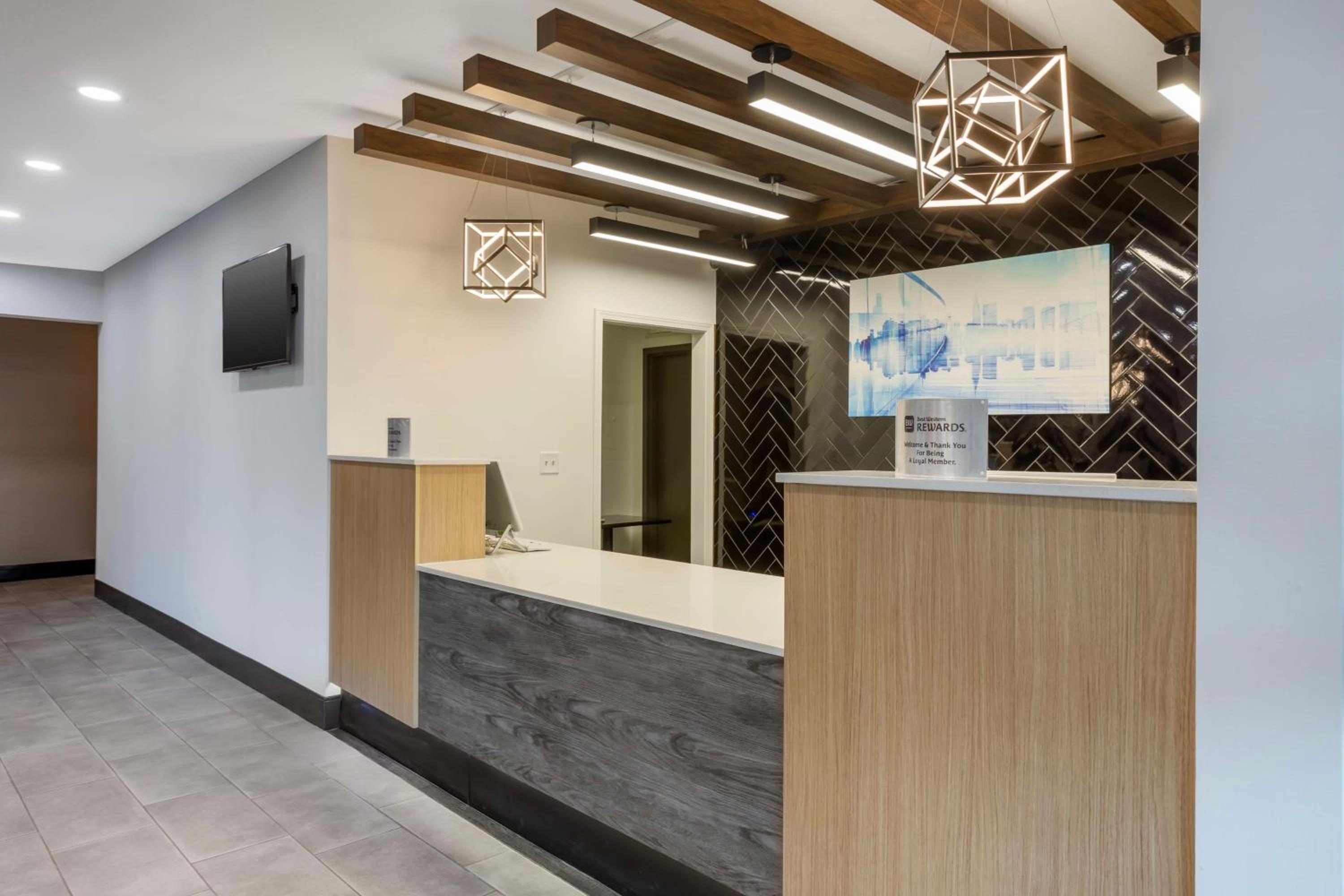 Columbia Vacations - Best Western Plus Columbia Inn - Property Image 14