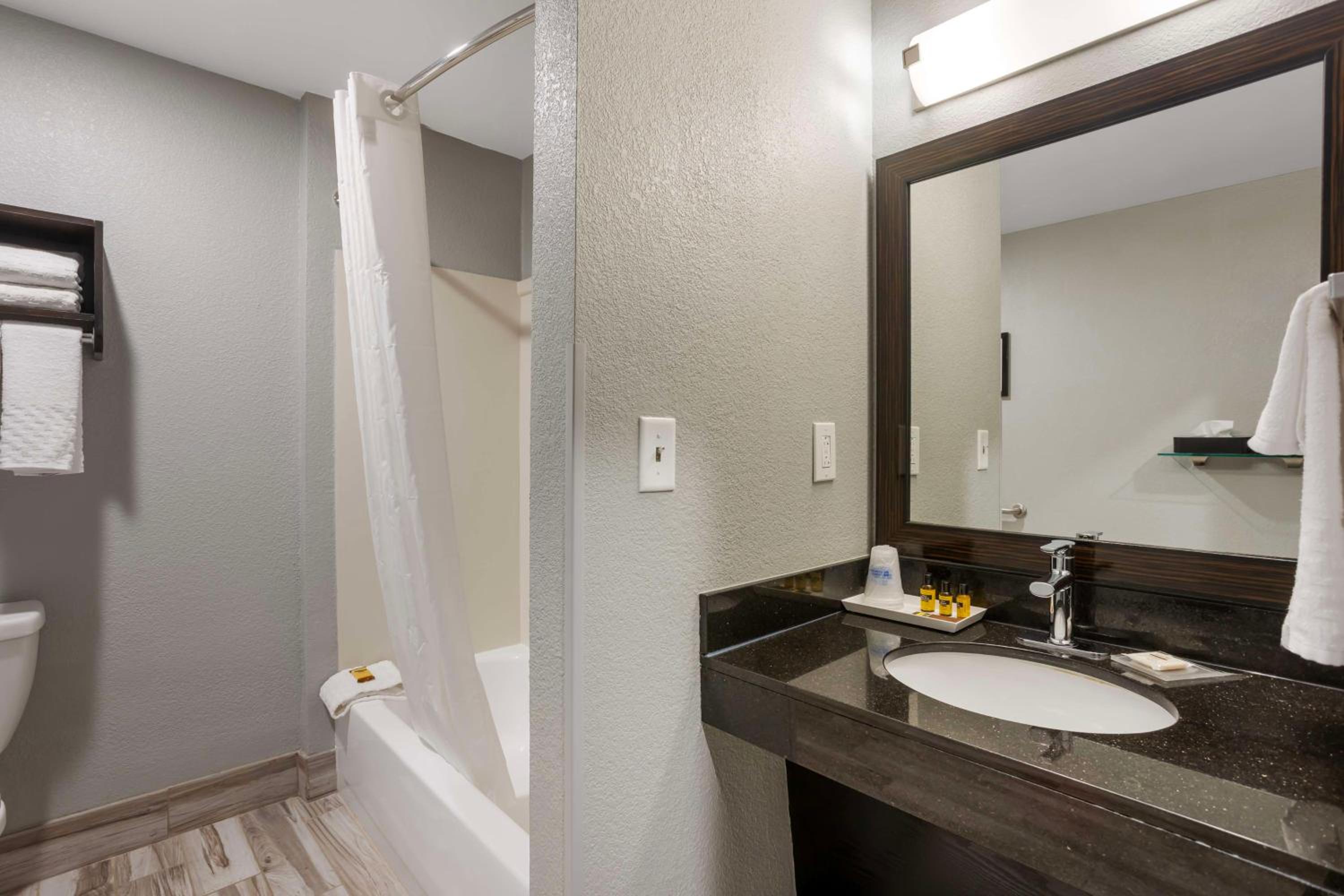 Columbia Vacations - Best Western Plus Columbia Inn - Property Image 18