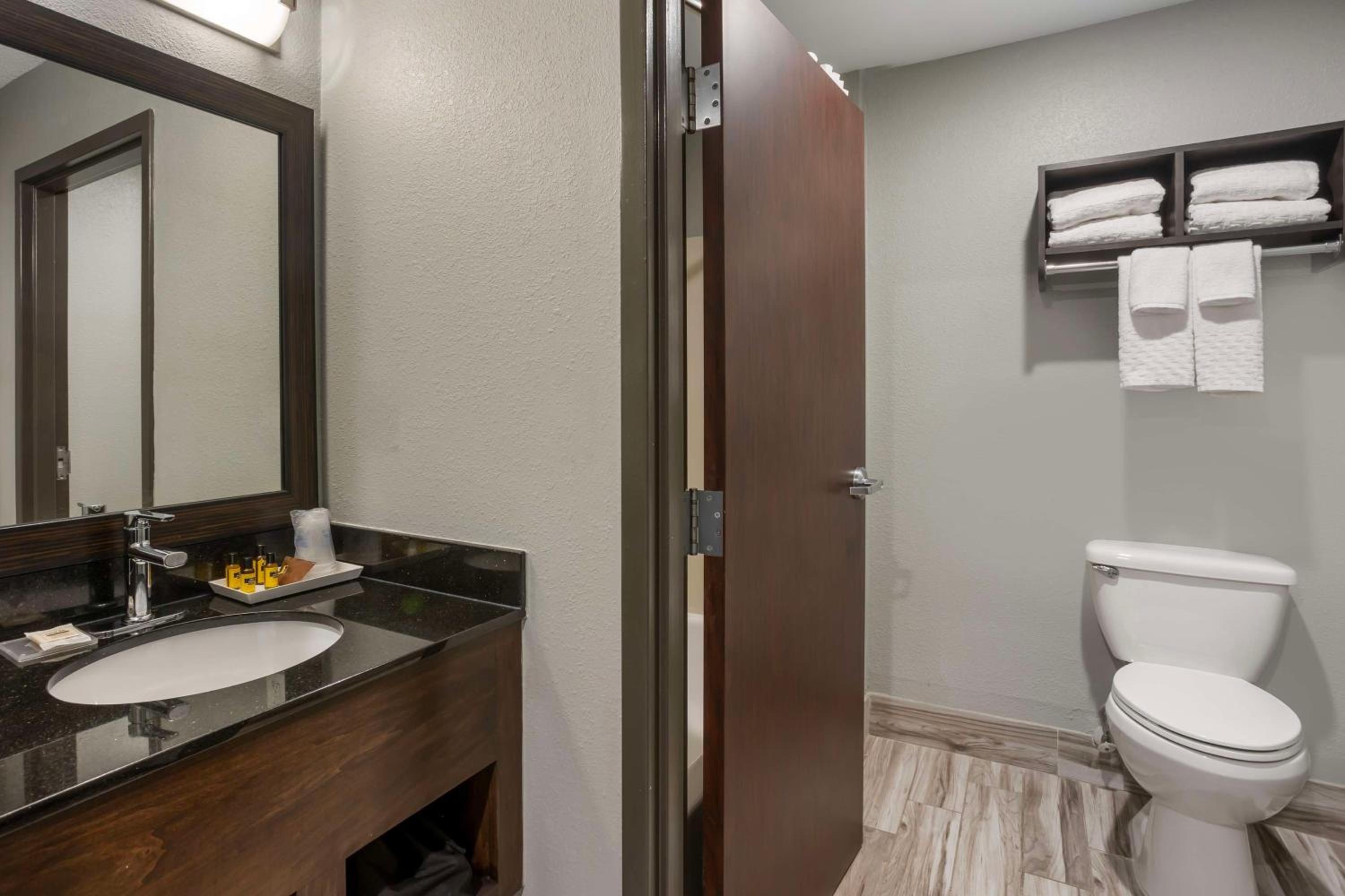 Columbia Vacations - Best Western Plus Columbia Inn - Property Image 30