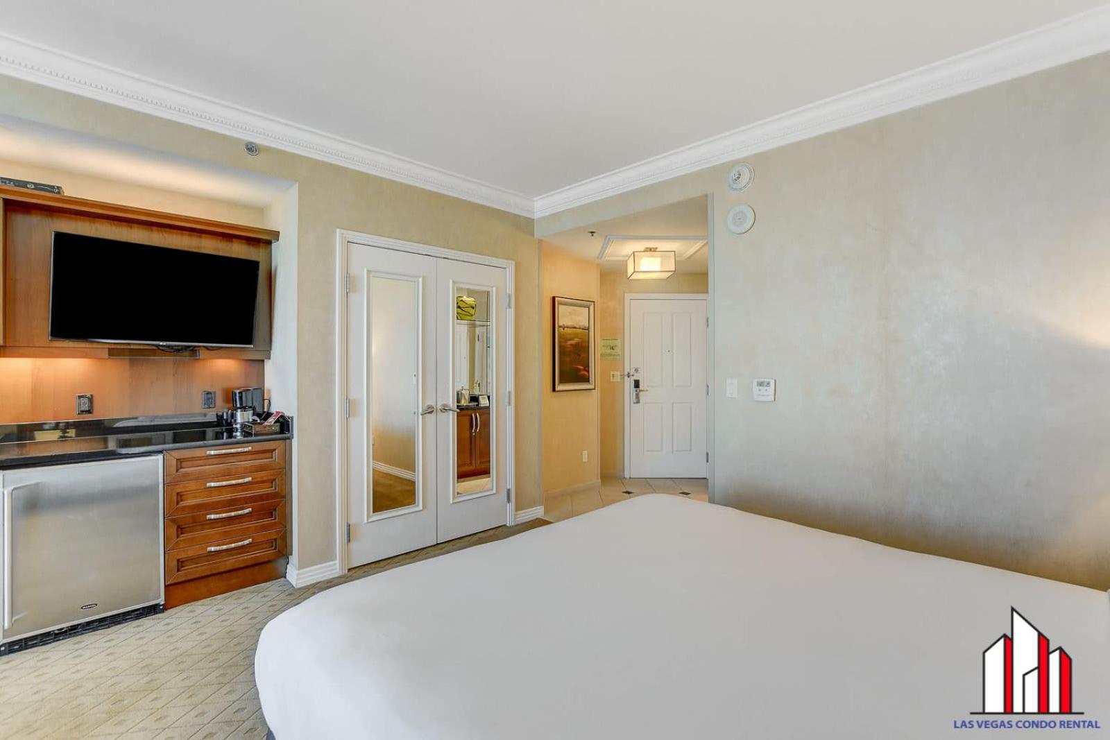 MGM Signature-20-604 Jacuzzi Studio view 5