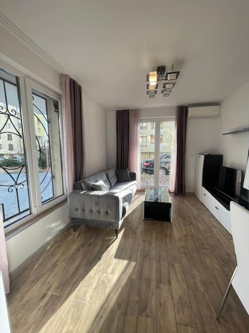 Cozy Apartment in Varna with Parking