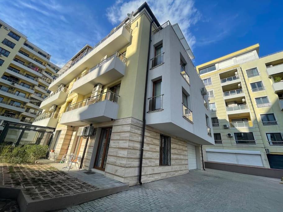 Cozy Apartment in Varna with Parking