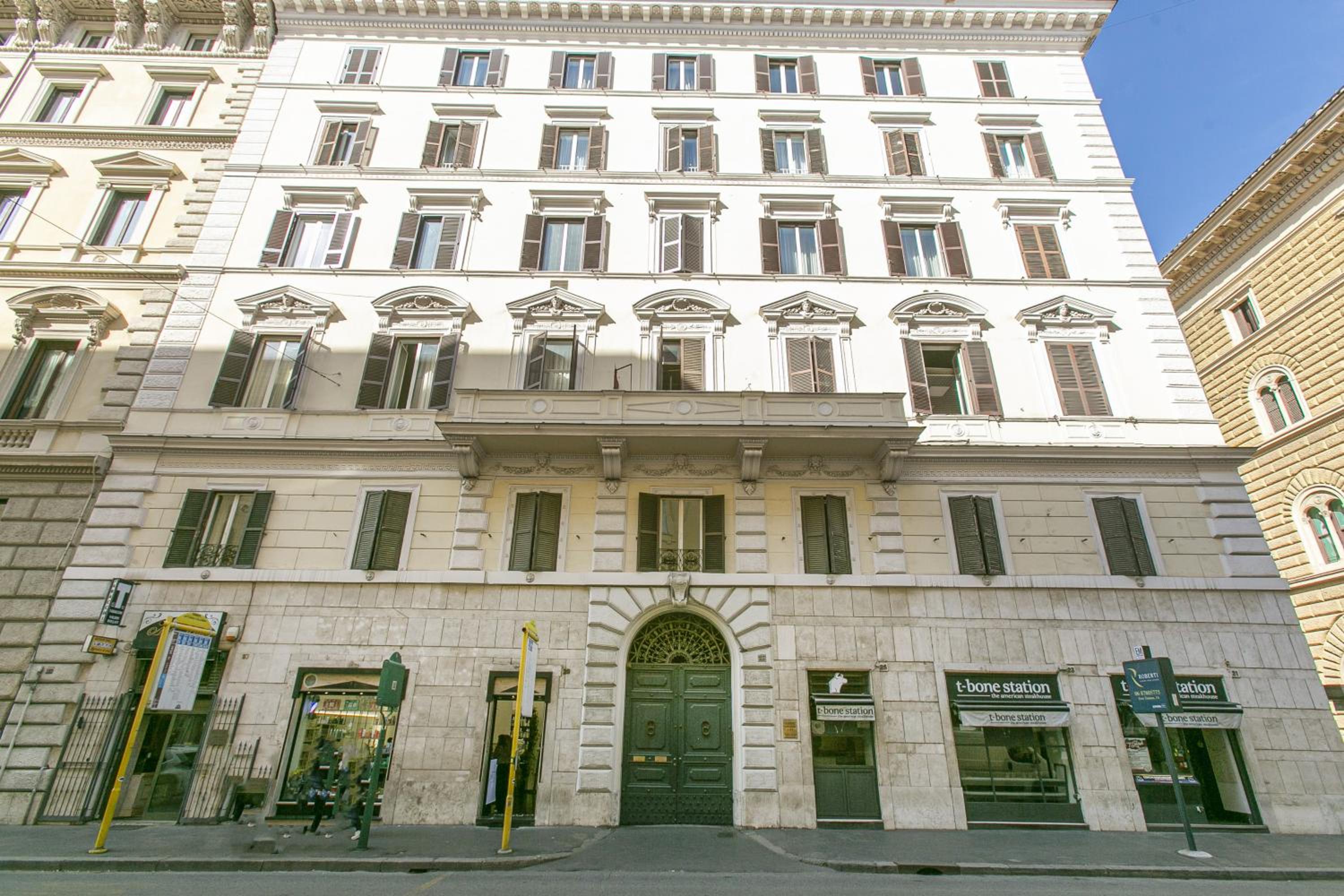 Attico nel cuore di Roma con box privato per auto
