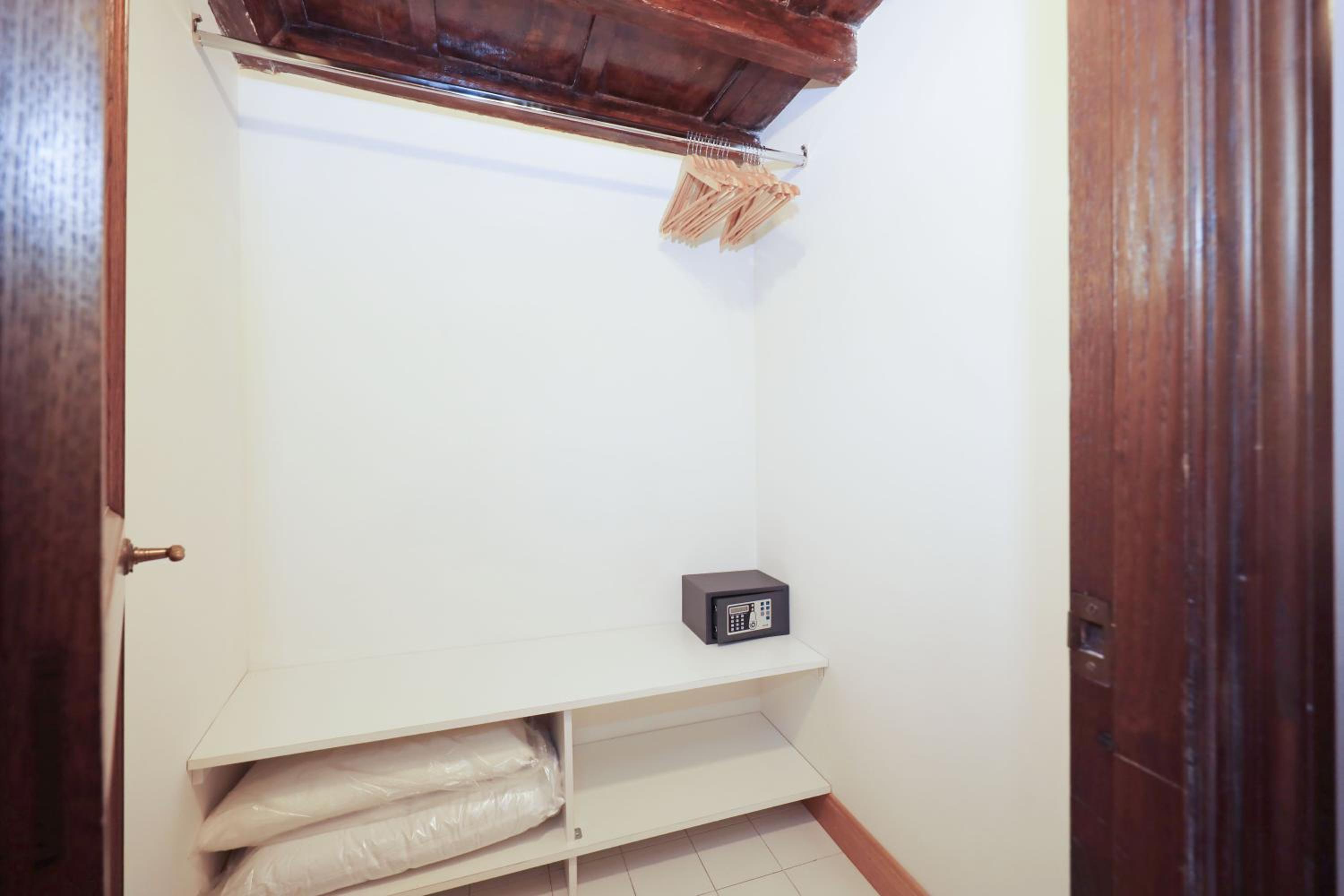 Golden Pantheon Rooms