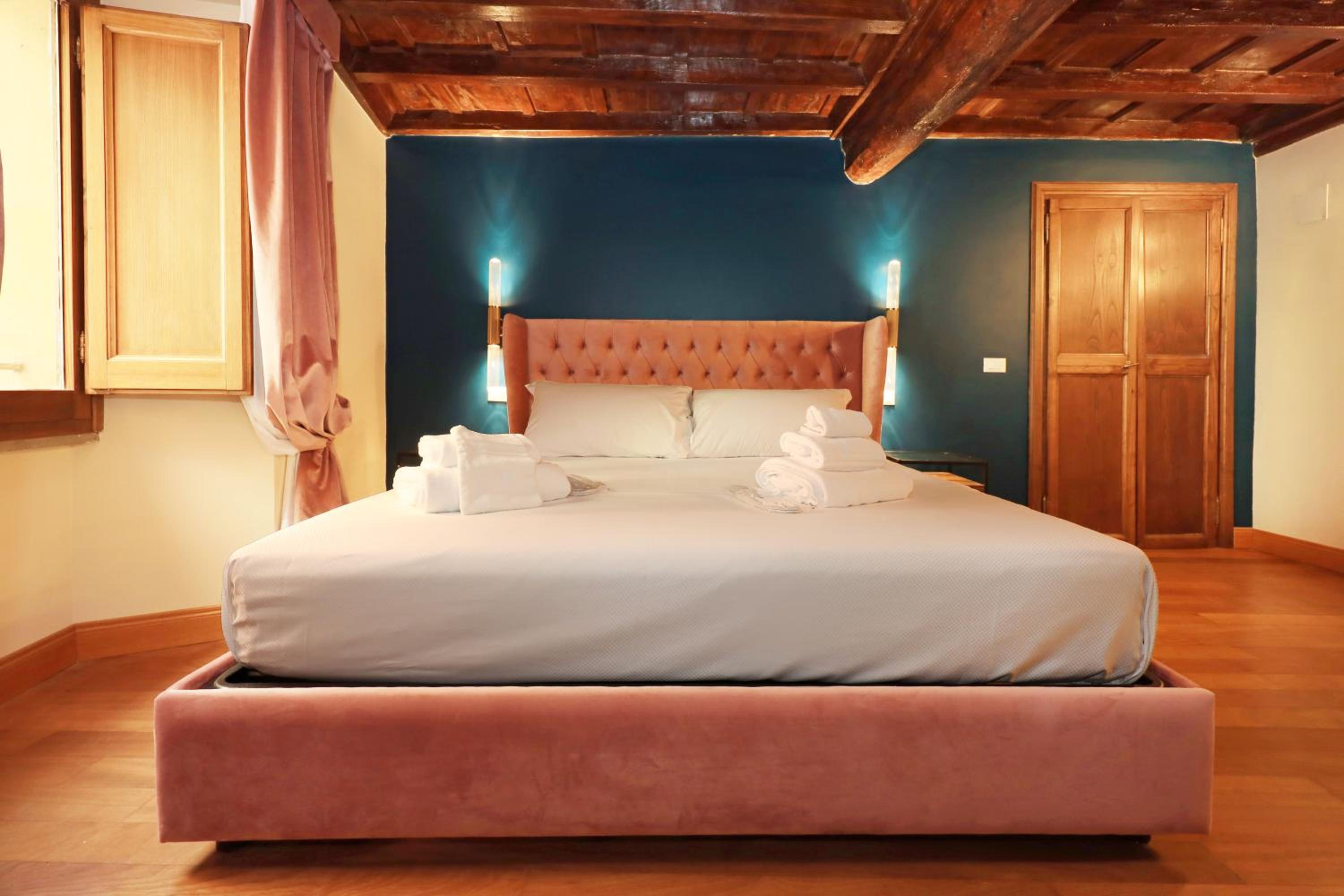 Golden Pantheon Rooms