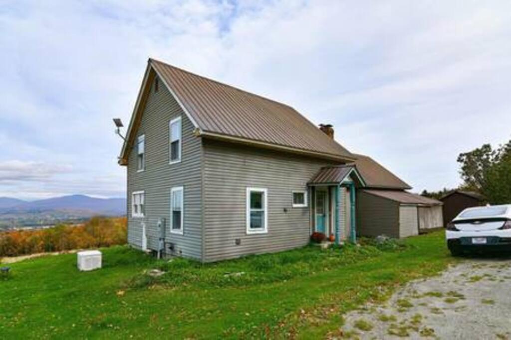 Hotel Farmhouse with Mountain Views Near Stowe and Smuggs - Image 1
