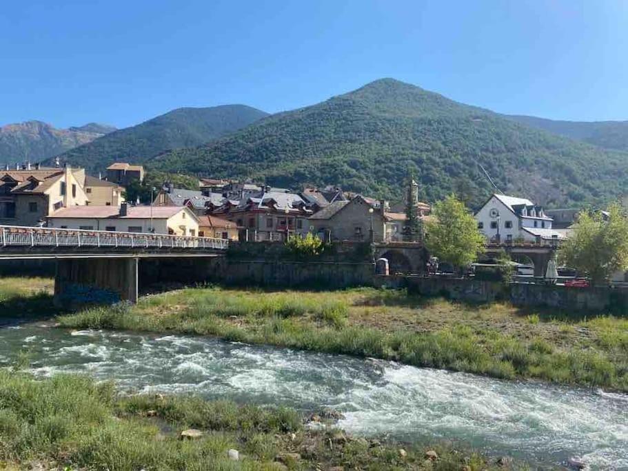 Apart acogedor en Biescas para familias,vistas a la montaña