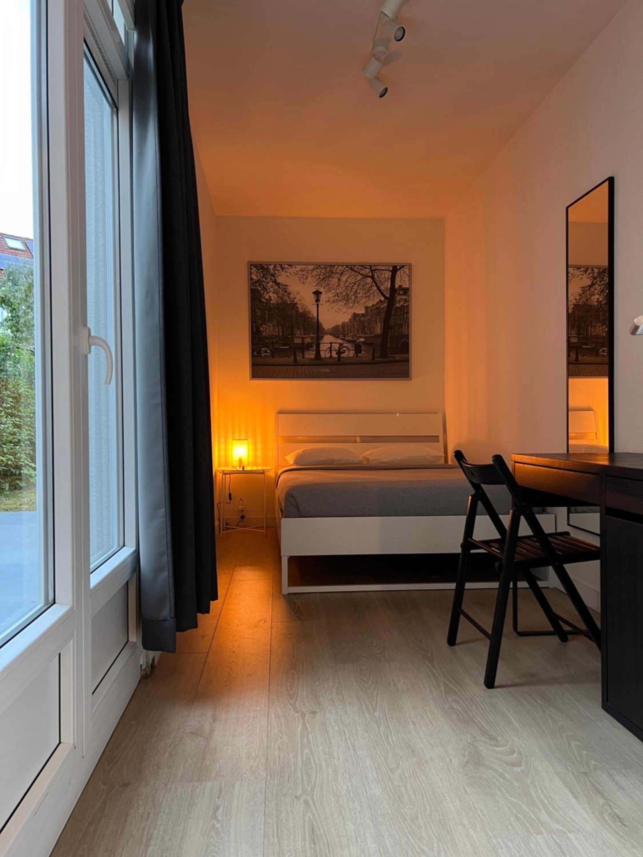 3 bedroom apartment with own garden close to main trainstation