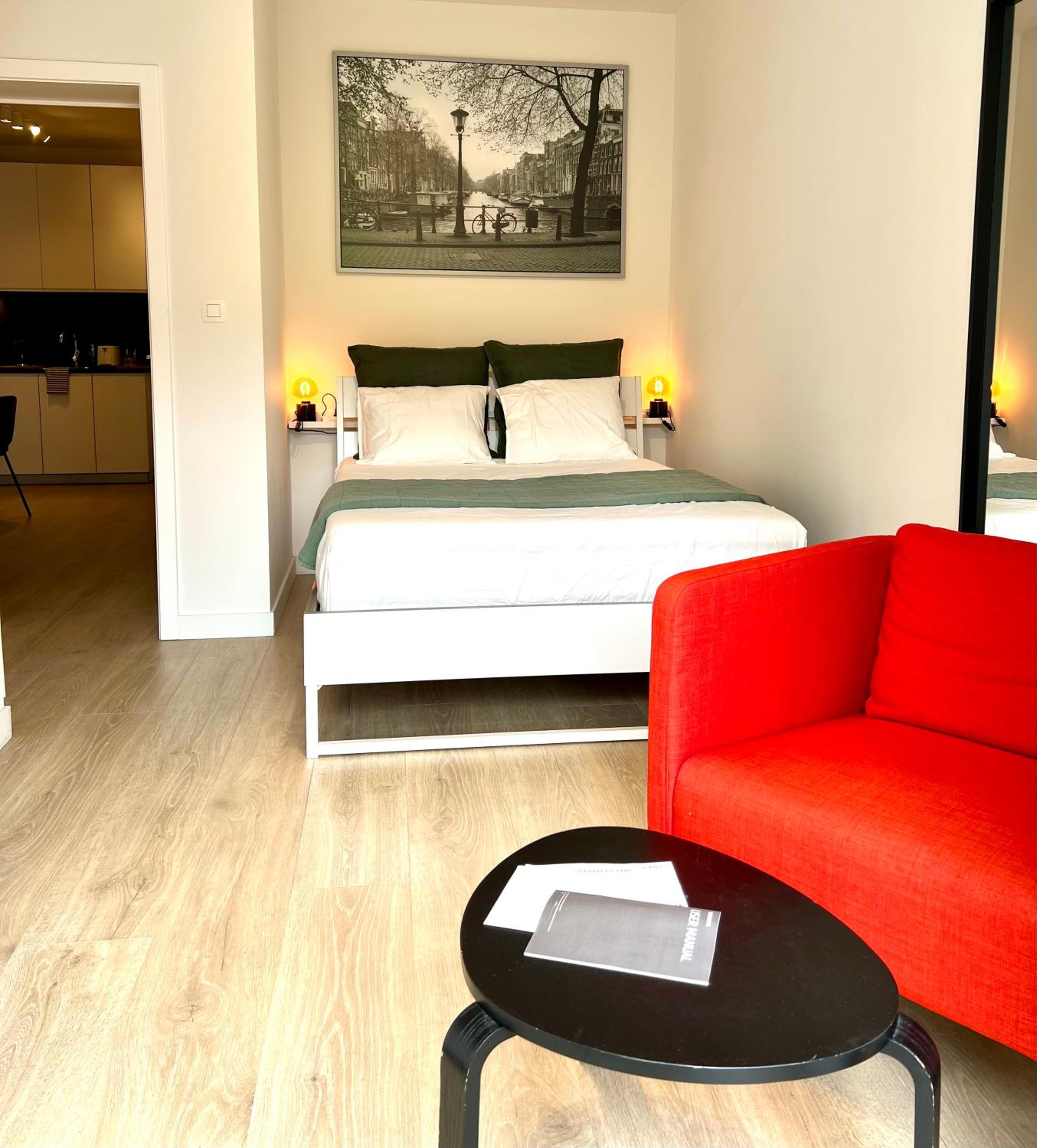 3 bedroom apartment with own garden close to main trainstation