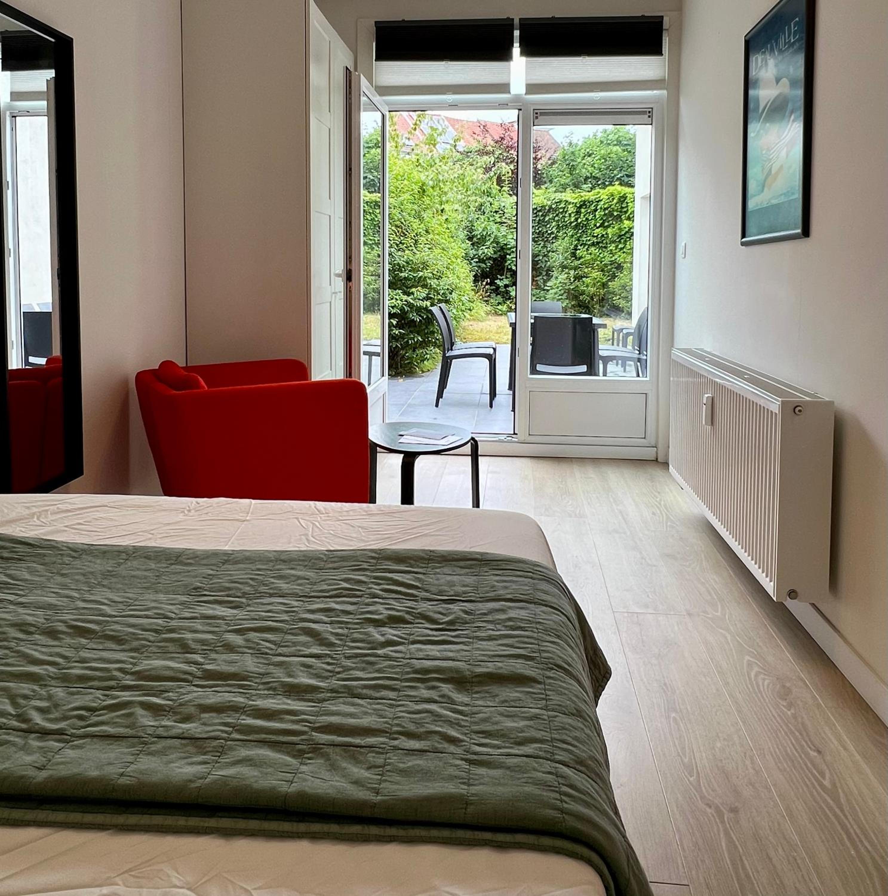 3 bedroom apartment with own garden close to main trainstation