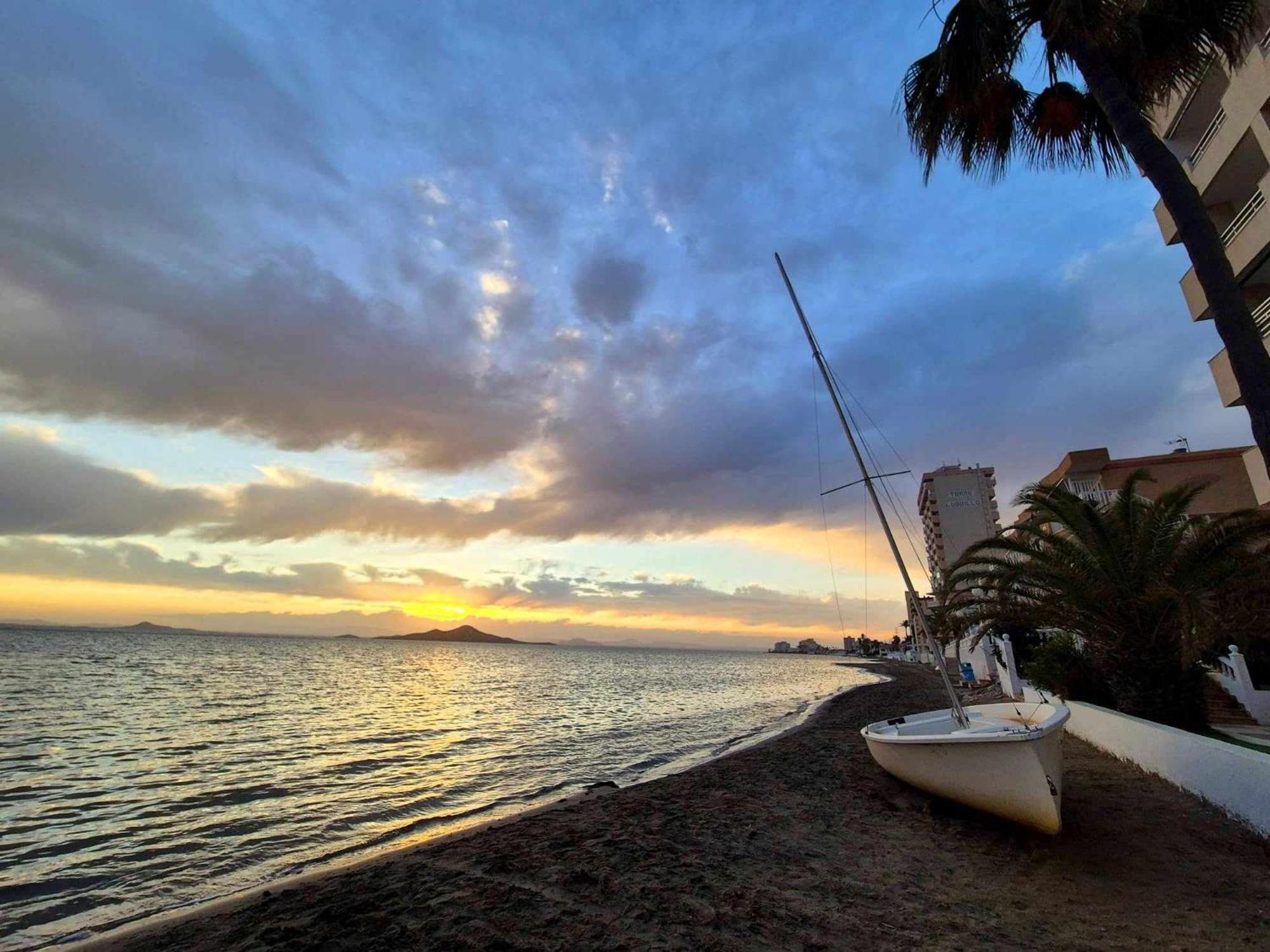 M&G Cozy Studio Apartment -beachfront,WIFI,AirCon,FullyEquipped
