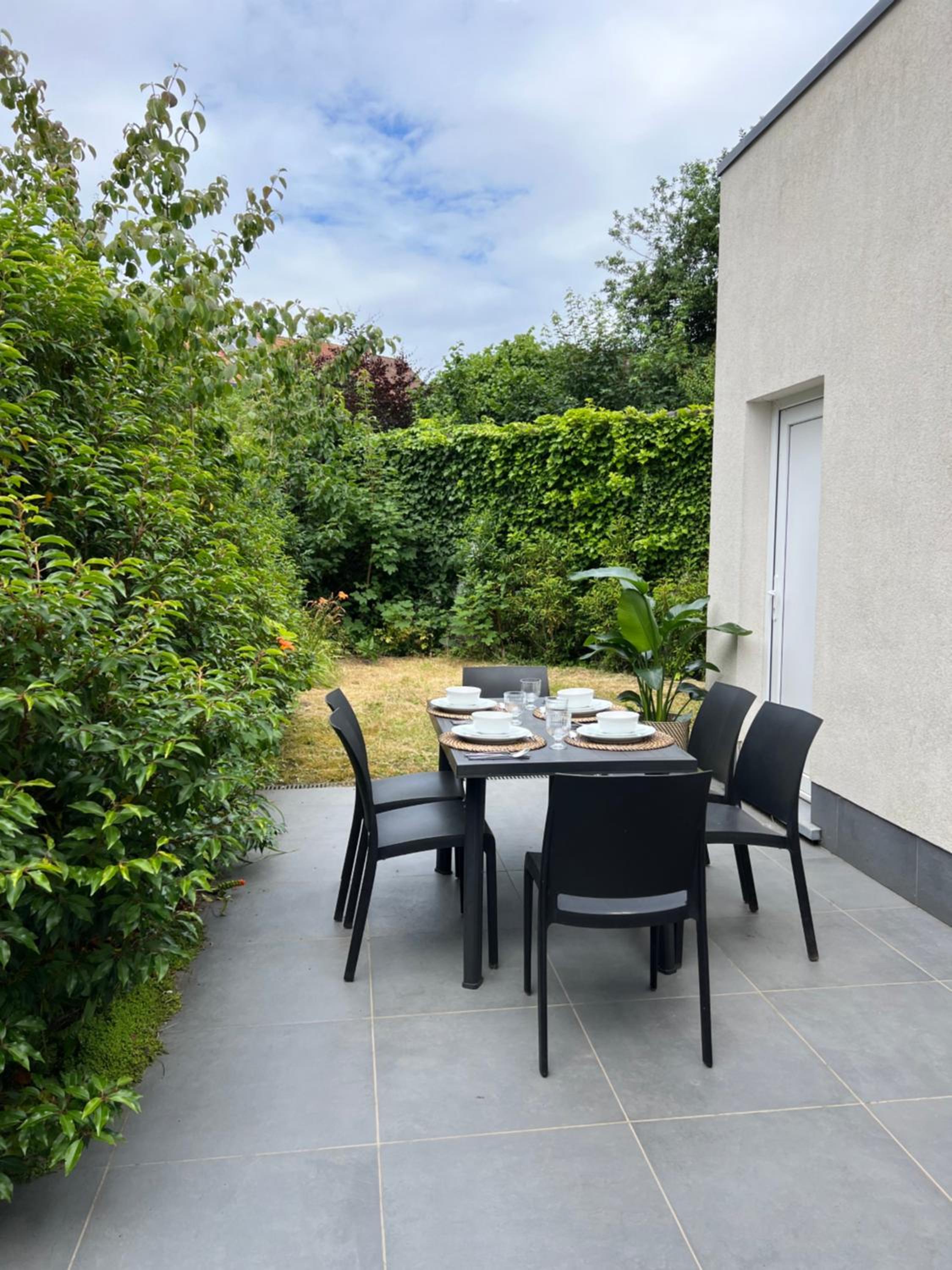 3 bedroom apartment with own garden close to main trainstation