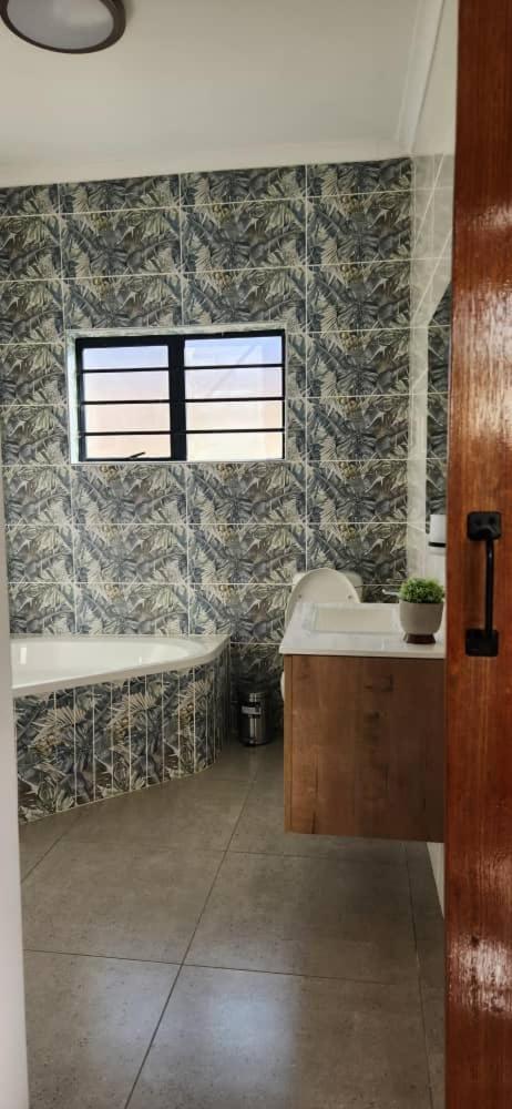 Lucomas Guest House