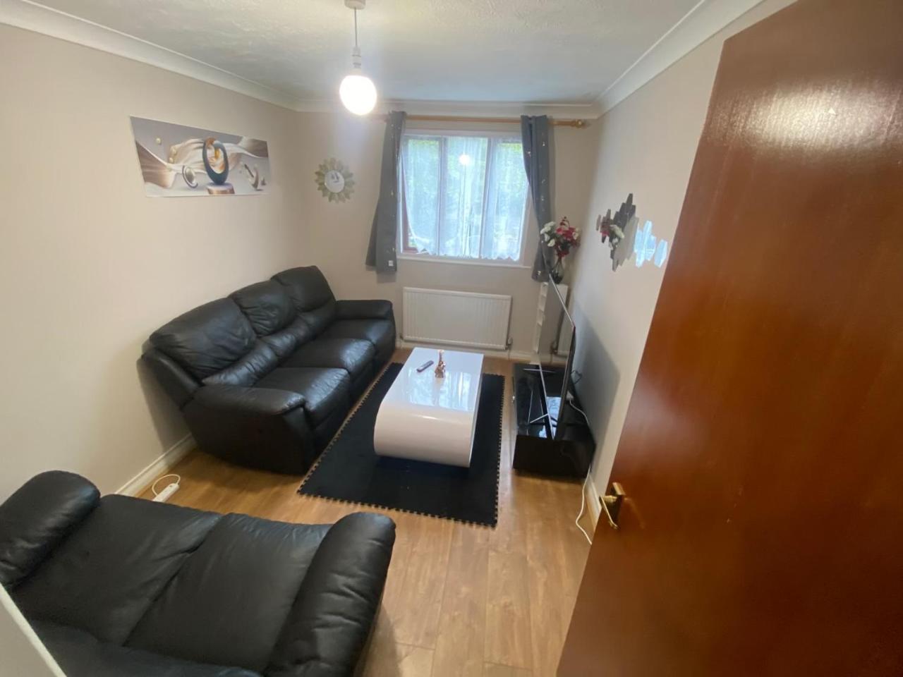 STUNNING 2 BEDROOM WITH GARDEN Sleep 6
