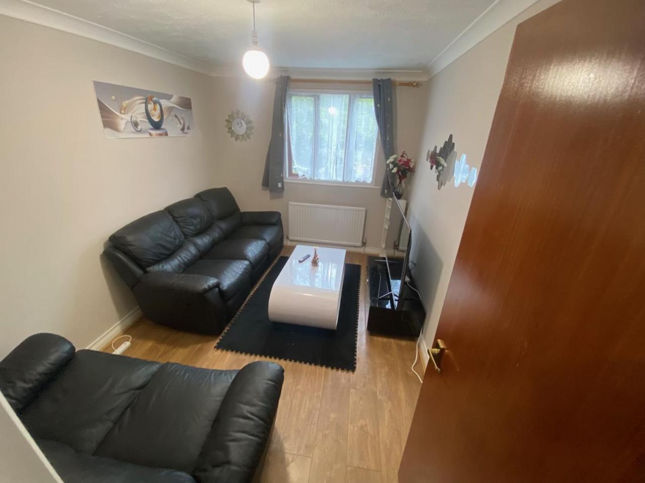 STUNNING 2 BEDROOM WITH GARDEN Sleep 6
