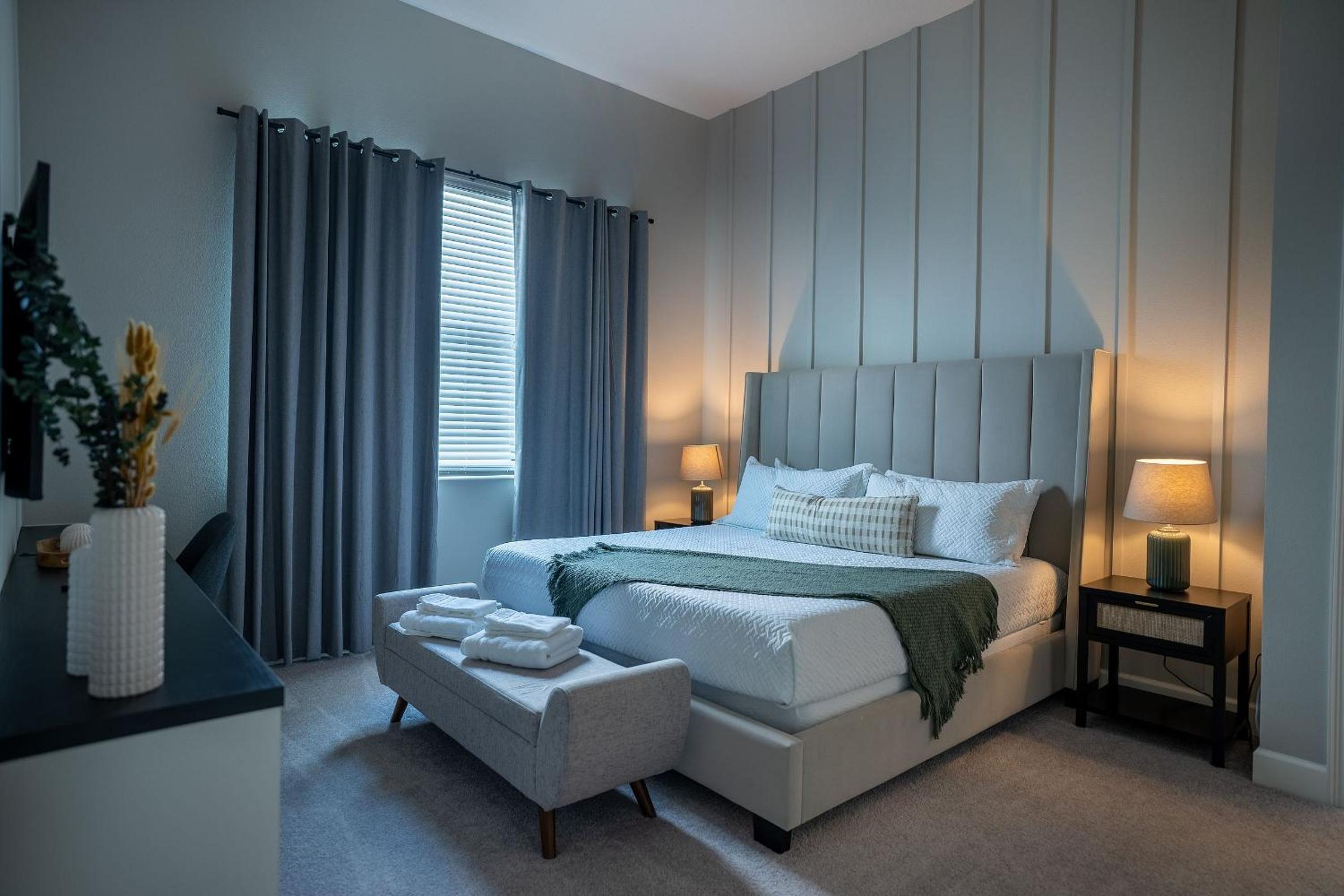 Brand NEW 11Bdrms Vacation House, Sleeps 25!