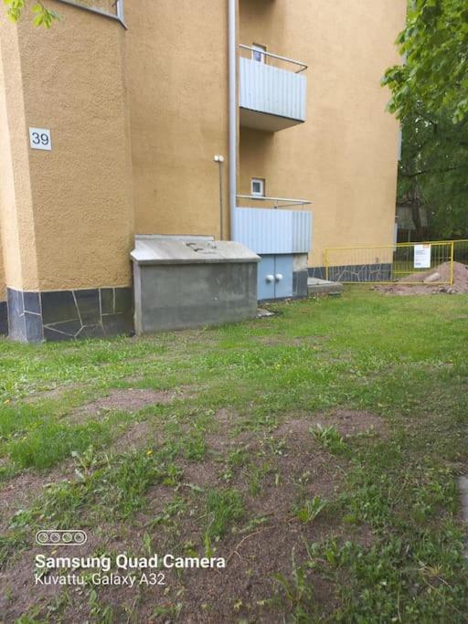Parvekkeellinen yksiö Kastussa, erillinen keittiö