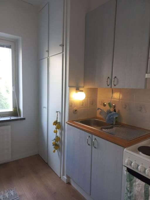 Parvekkeellinen yksiö Kastussa, erillinen keittiö