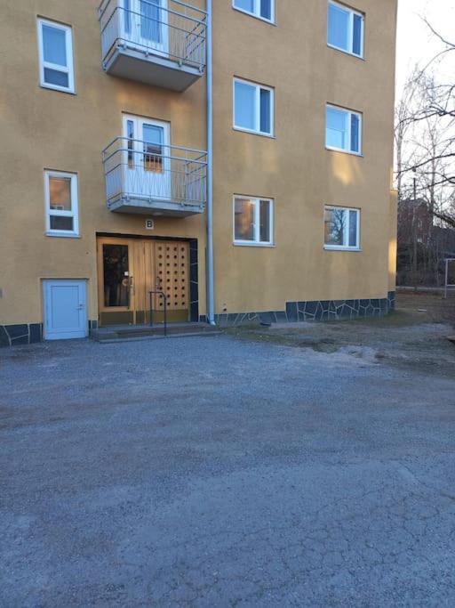 Parvekkeellinen yksiö Kastussa, erillinen keittiö