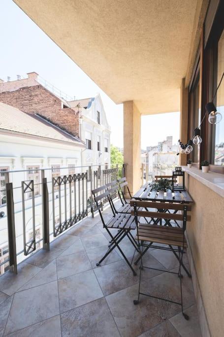 Bright Downtown Balcony Retreat
