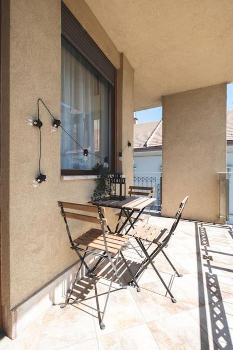 Bright Downtown Balcony Retreat