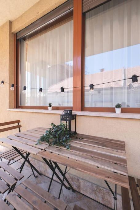 Bright Downtown Balcony Retreat