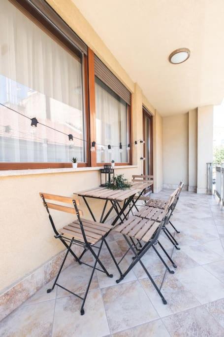 Bright Downtown Balcony Retreat
