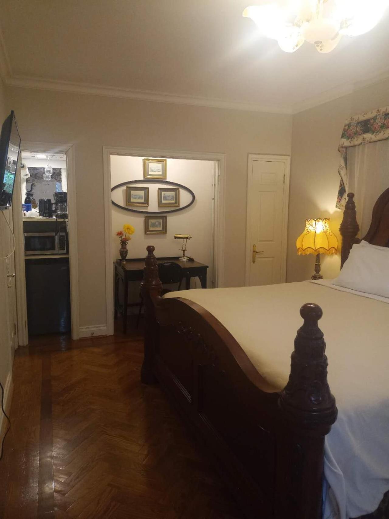 Waterfront Hideaway Private Suite-King bed room