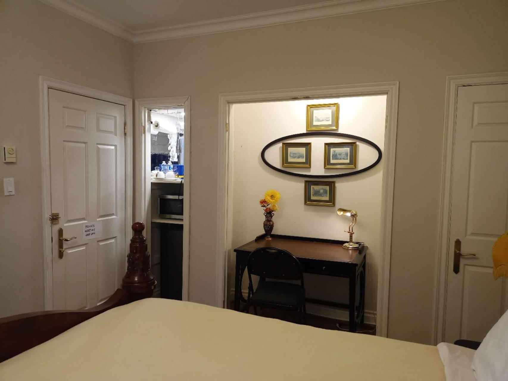 Waterfront Hideaway Private Suite-King bed room