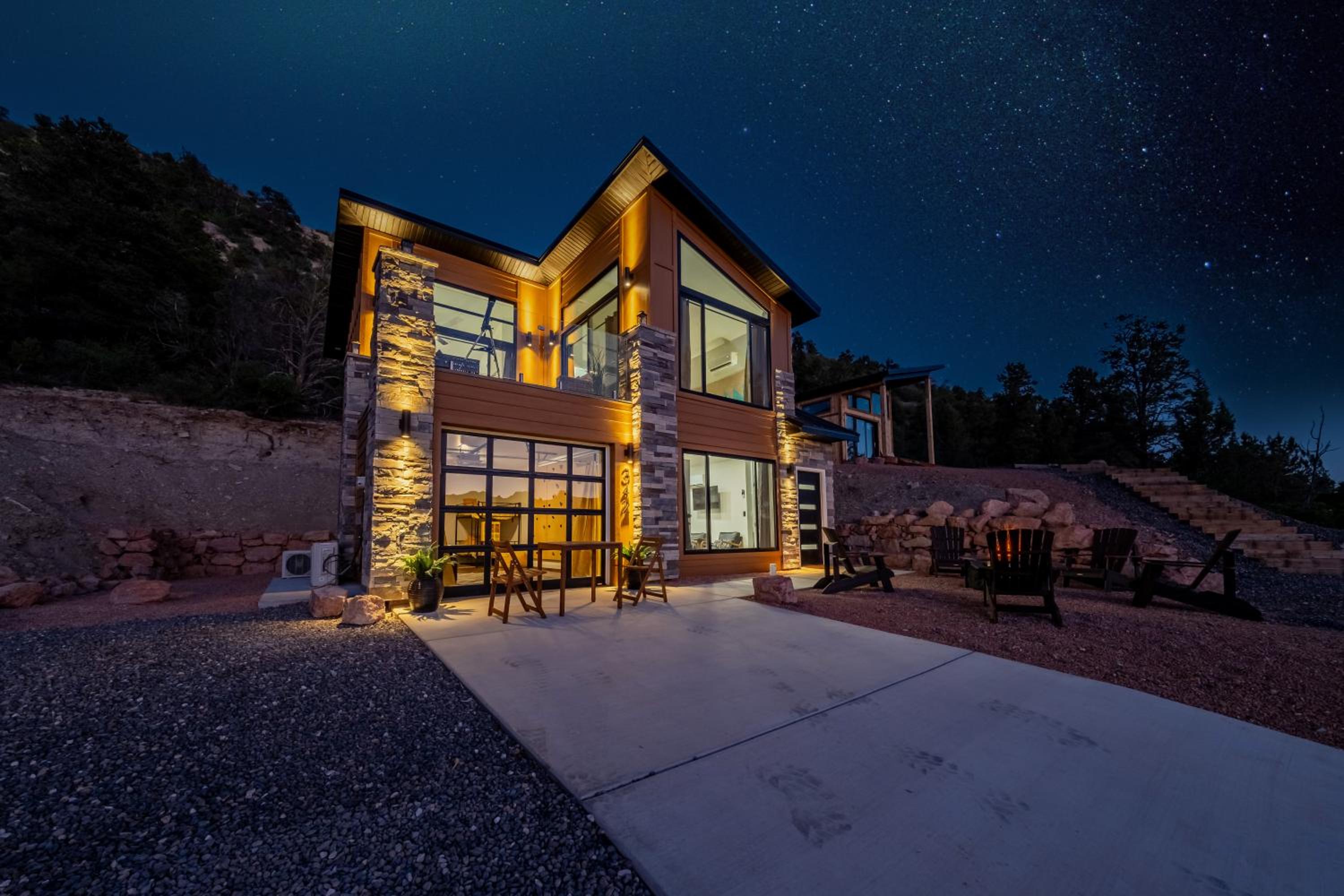 Mountainside Retreat Climbing Wall Zion Bryce 3BR Stargazing Firepit EV view 5