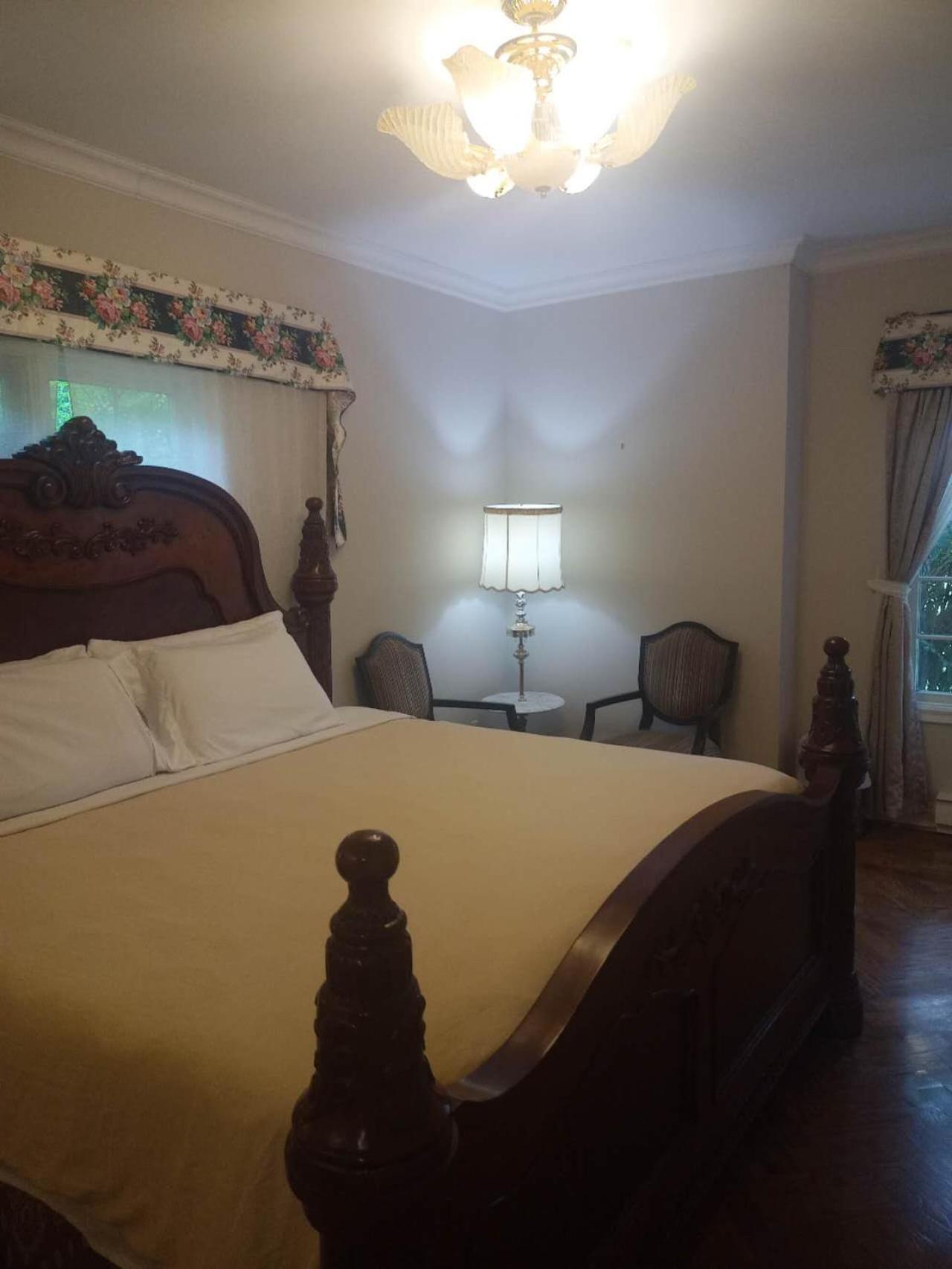 Waterfront Hideaway Private Suite-King bed room