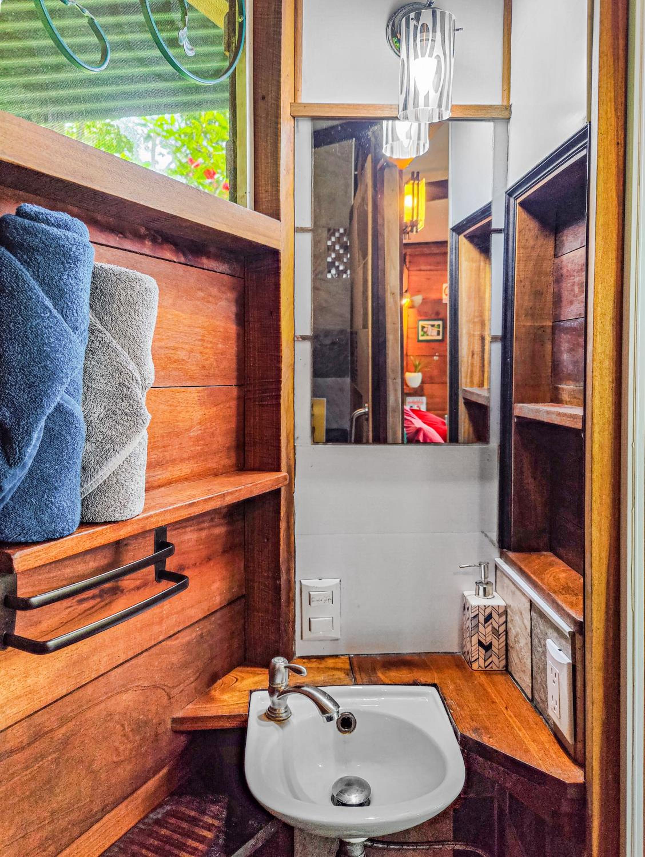 Sloth Romantic Treehouse with plunge pool