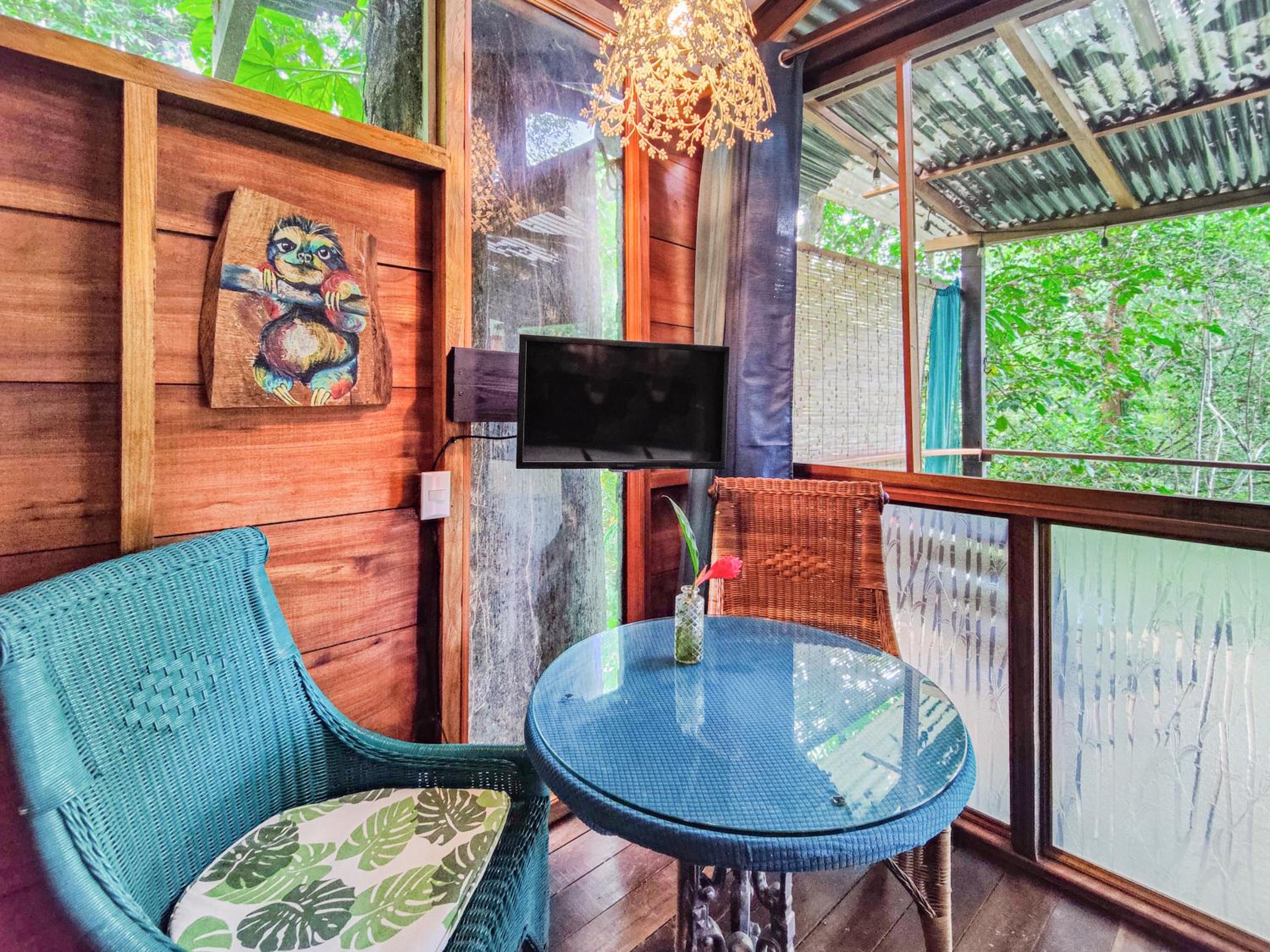 Sloth Romantic Treehouse with plunge pool
