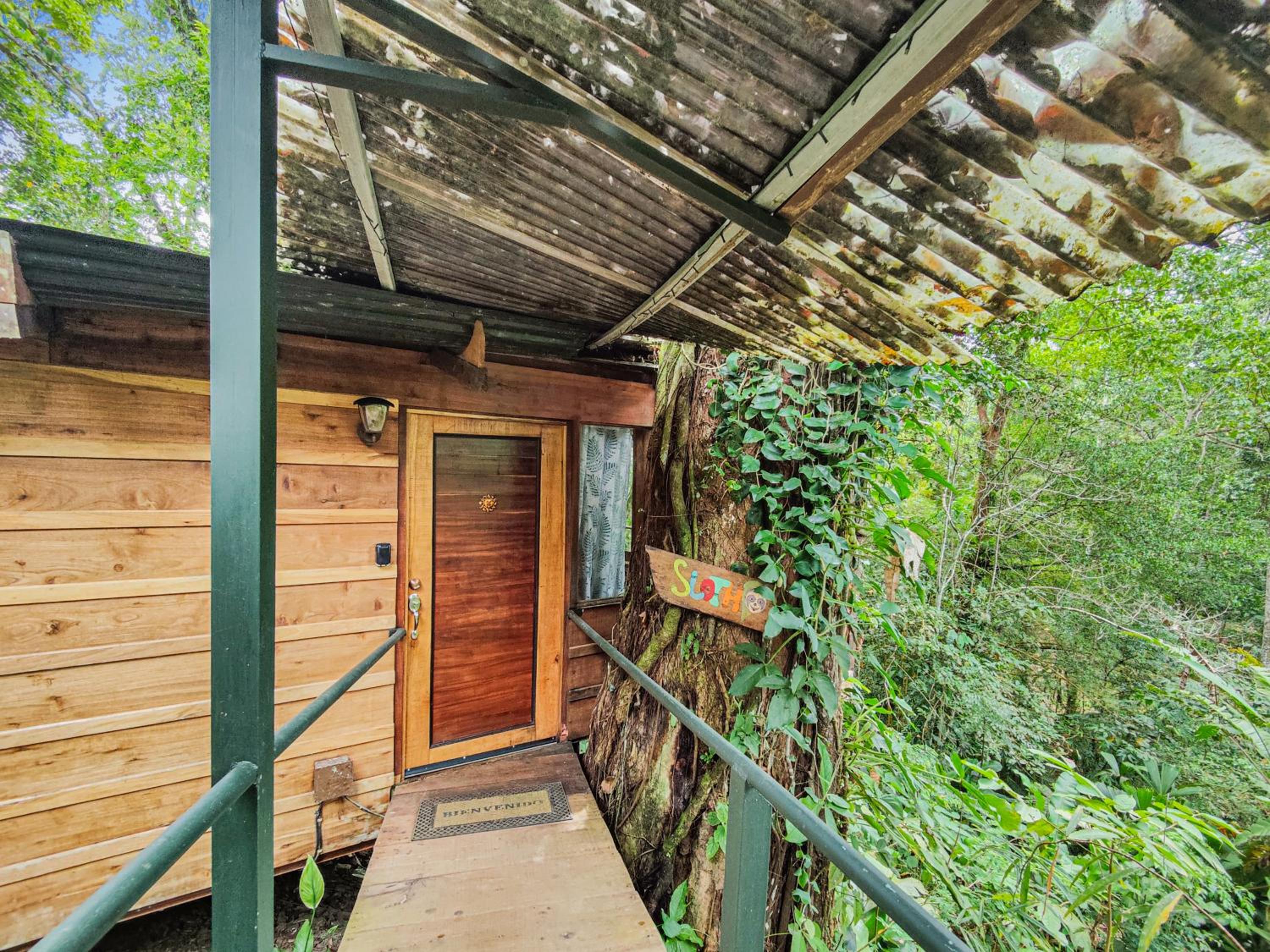 Sloth Romantic Treehouse with plunge pool
