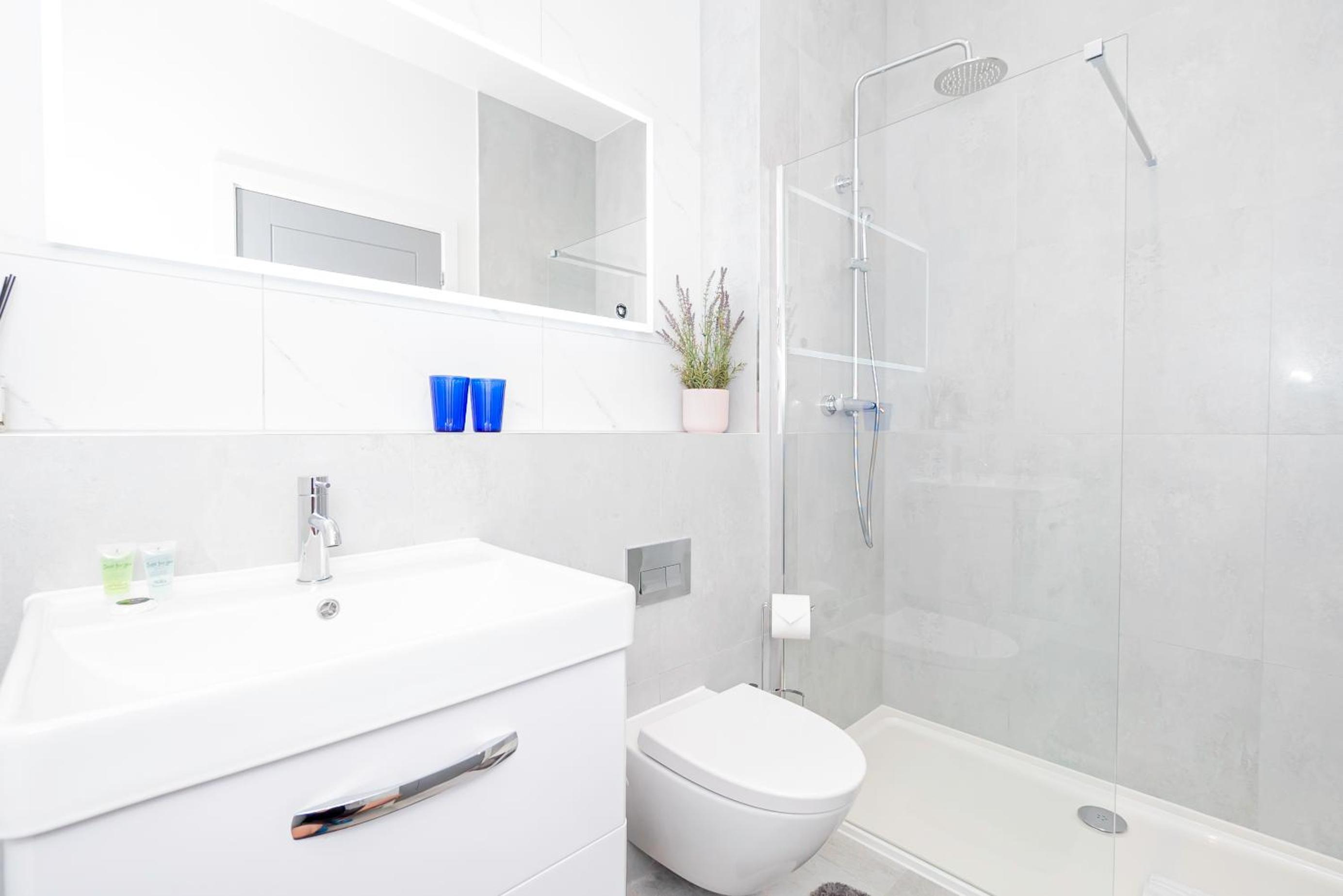 Gorgeous Two-Bedroom Two-Bathrooms Flat Near Acton Main Line Station
