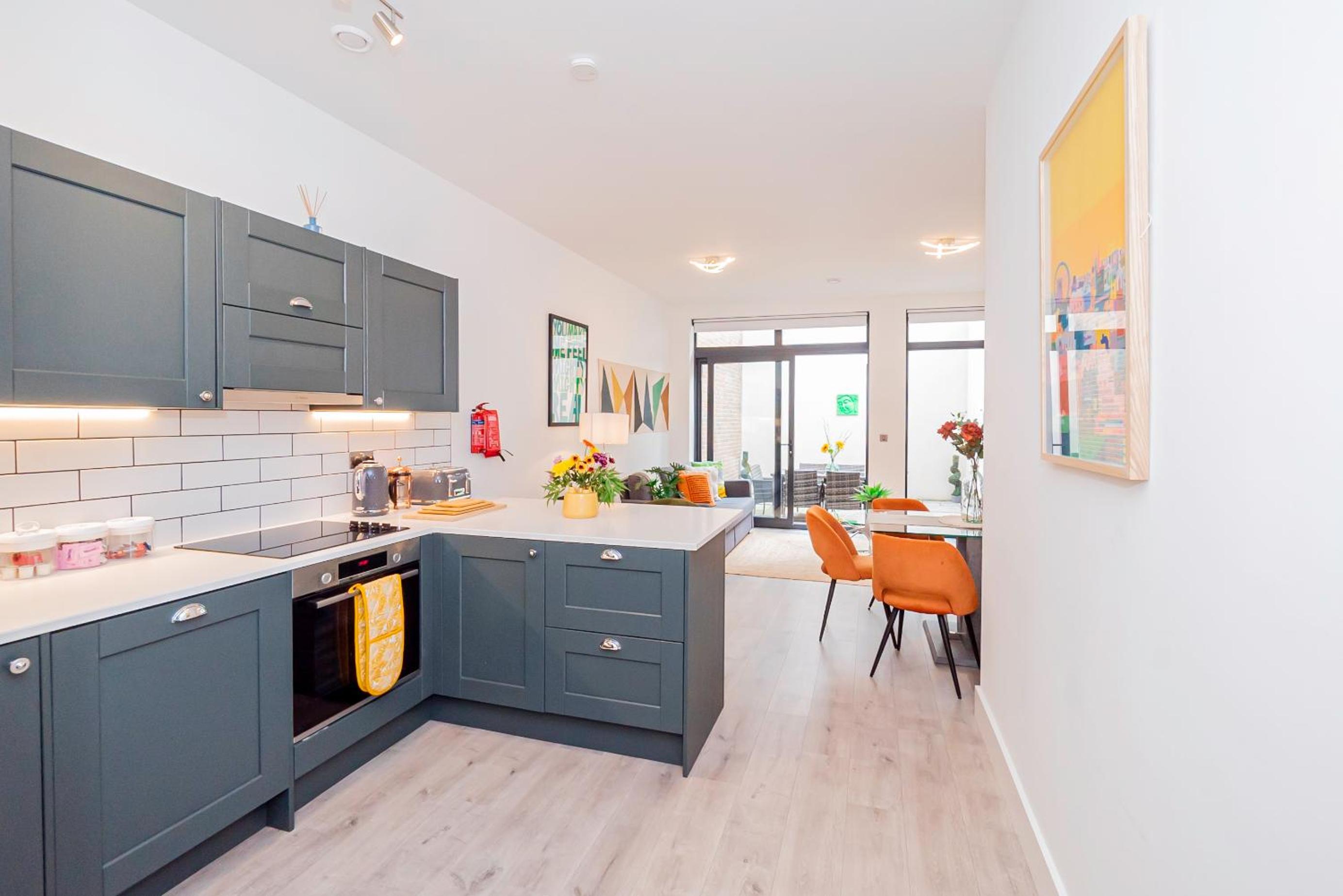 Gorgeous Two-Bedroom Two-Bathrooms Flat Near Acton Main Line Station