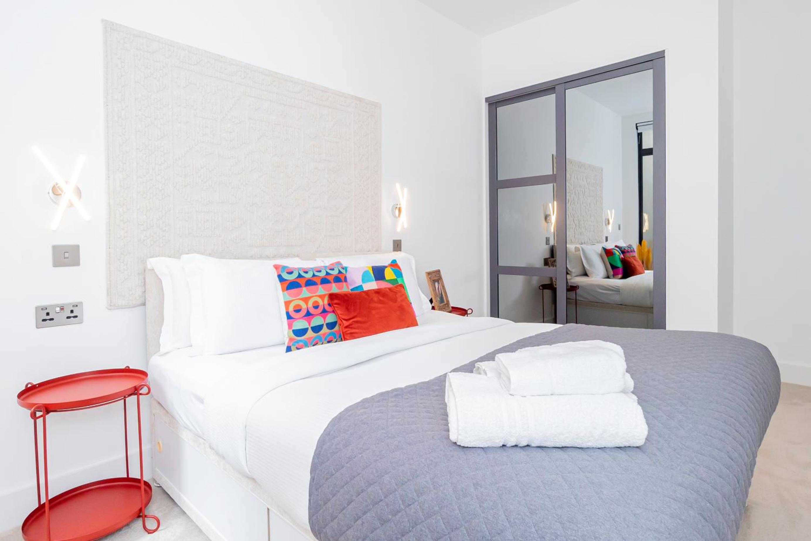 Gorgeous Two-Bedroom Two-Bathrooms Flat Near Acton Main Line Station