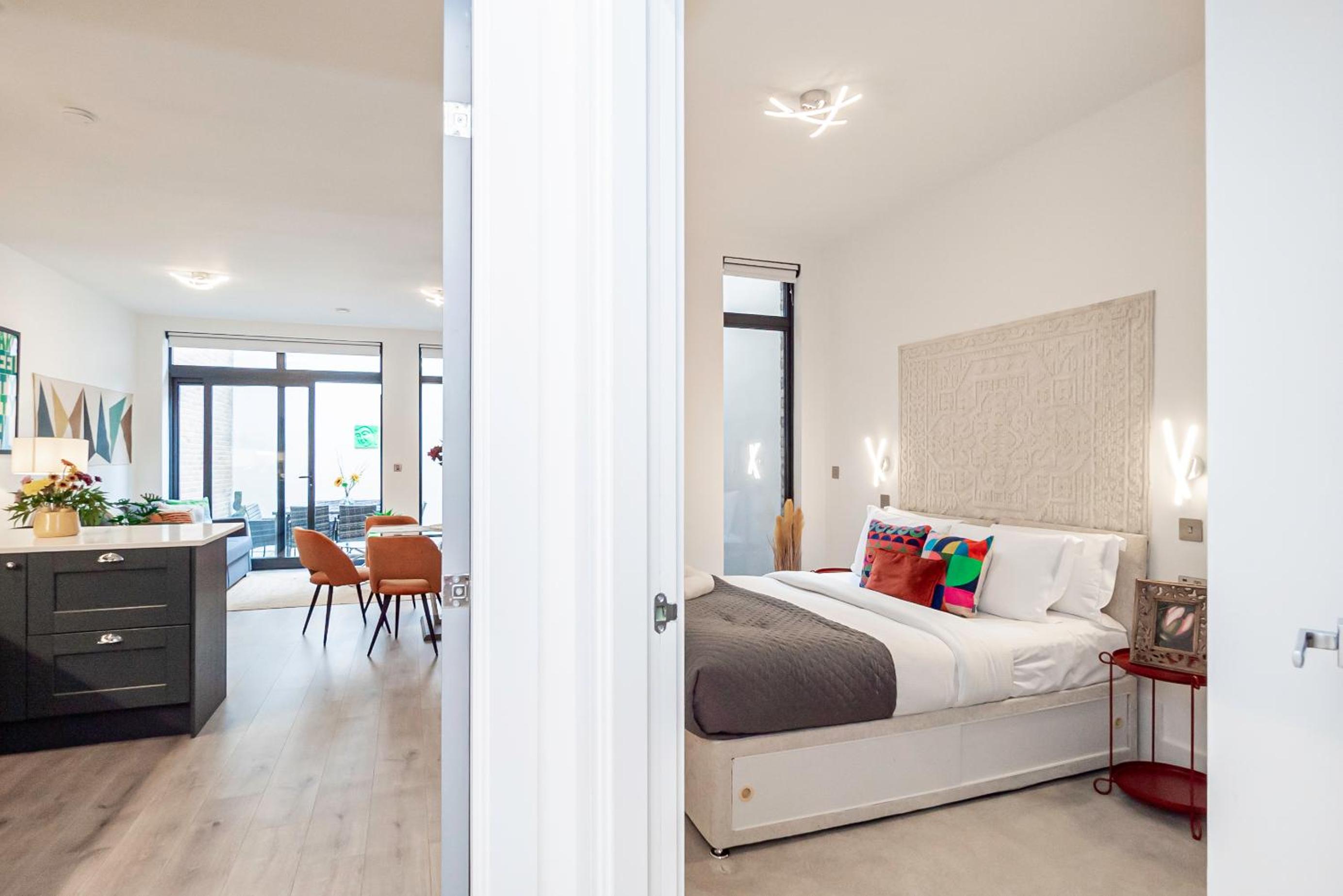 Gorgeous Two-Bedroom Two-Bathrooms Flat Near Acton Main Line Station
