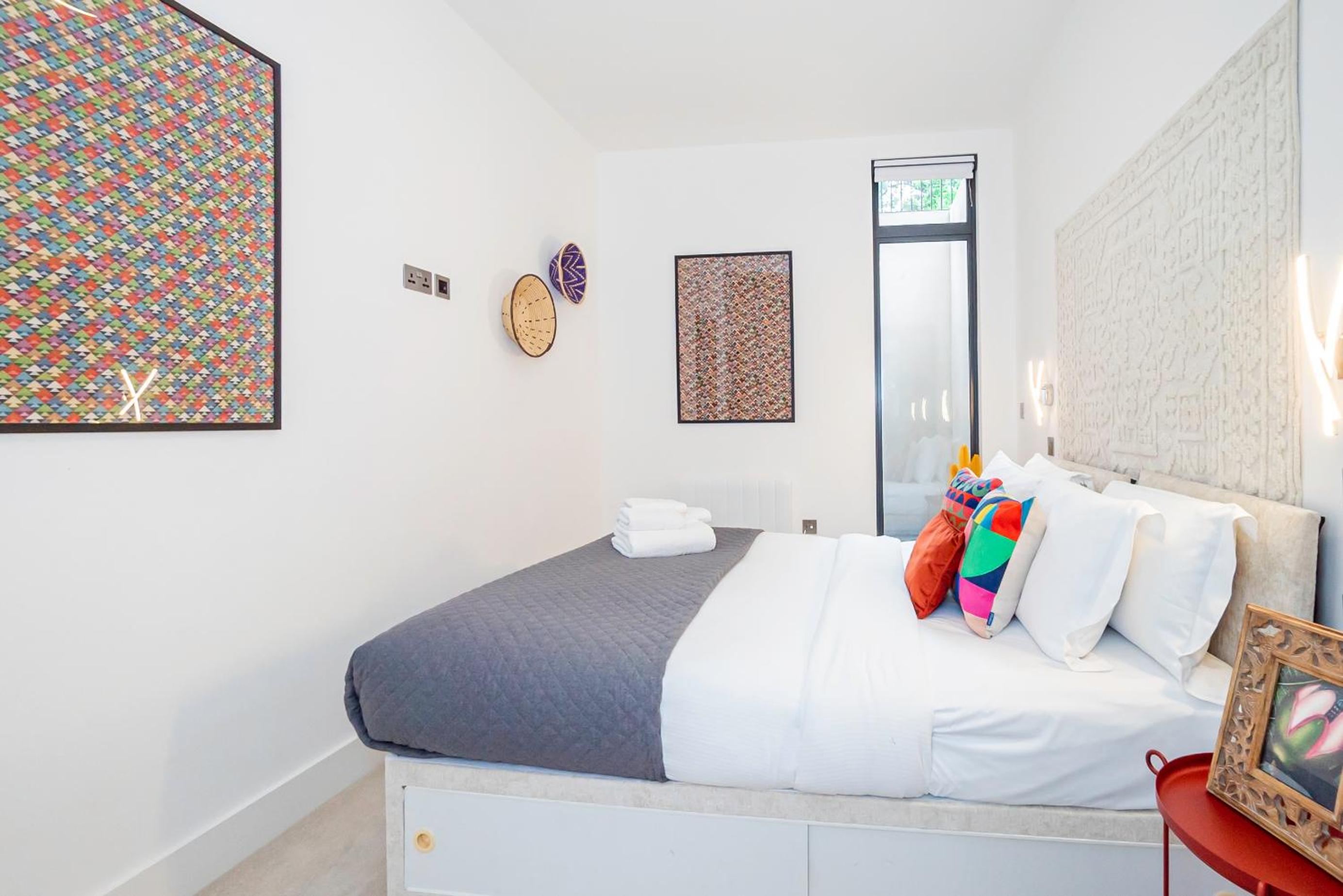 Gorgeous Two-Bedroom Two-Bathrooms Flat Near Acton Main Line Station