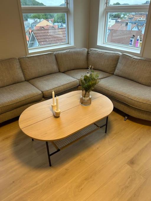 Sentralt hus med egen parkering view 2