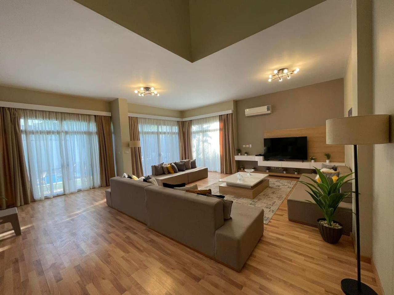 villa with private pool in beverly hills allegria