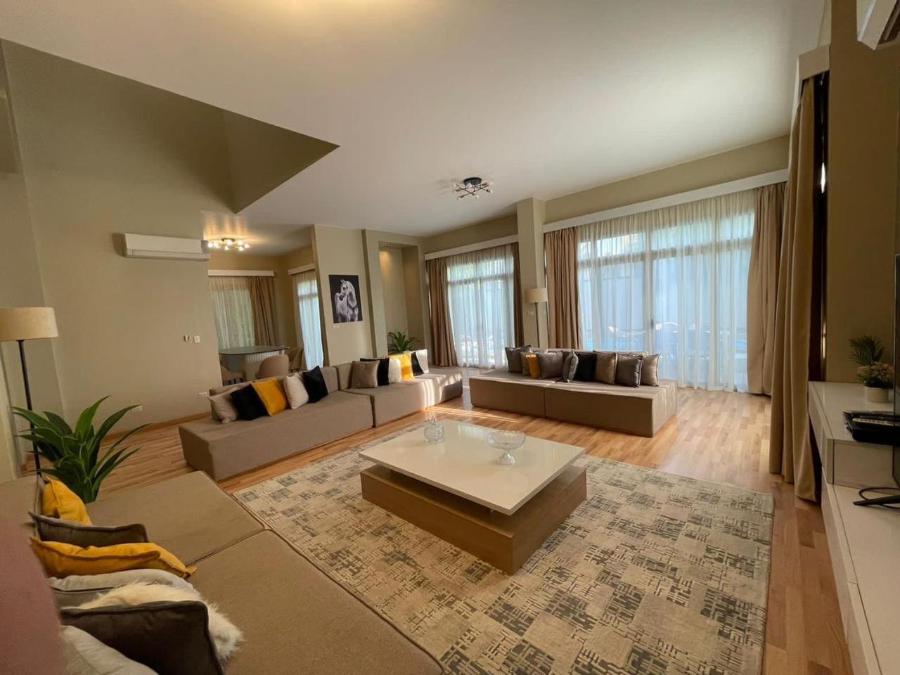 villa with private pool in beverly hills allegria