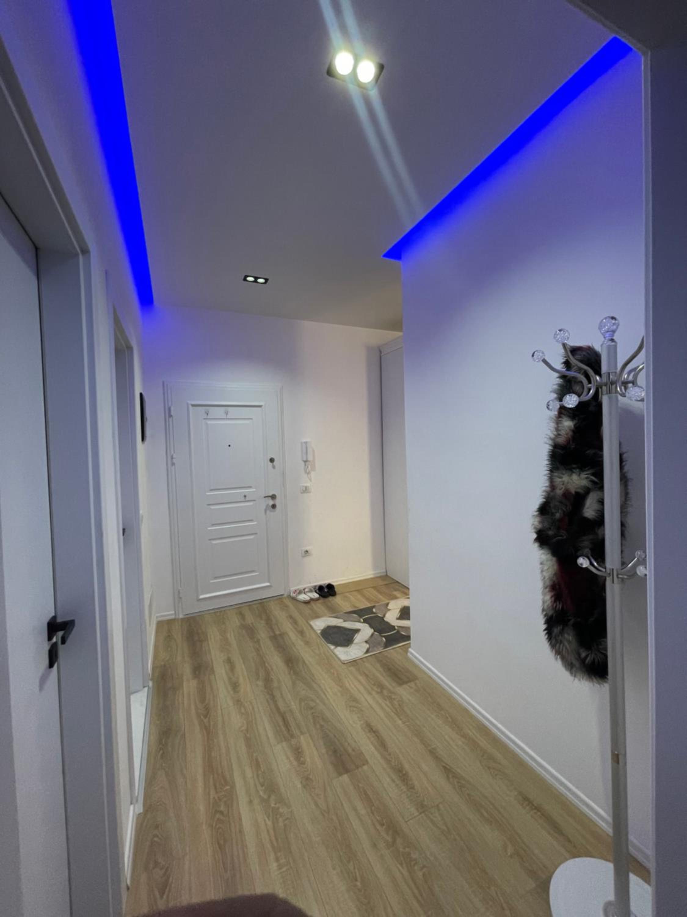 Guest House White Crown