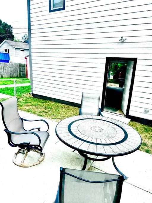 Cozy 2 Bed House- Downtown Indy view 4
