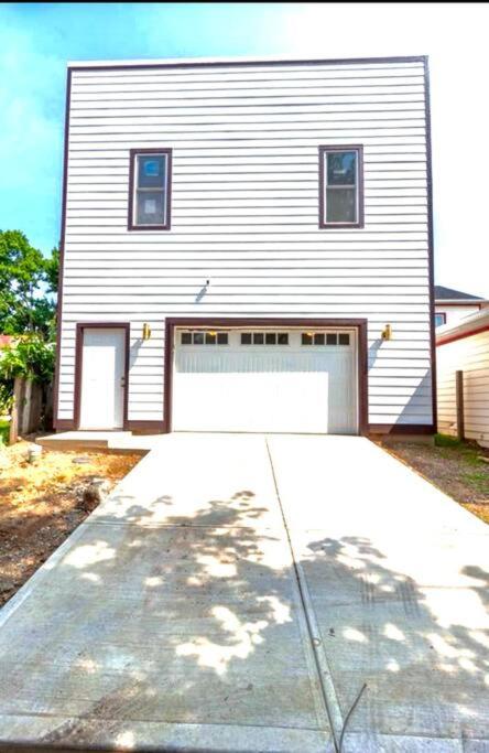 Cozy 2 Bed House- Downtown Indy view 5