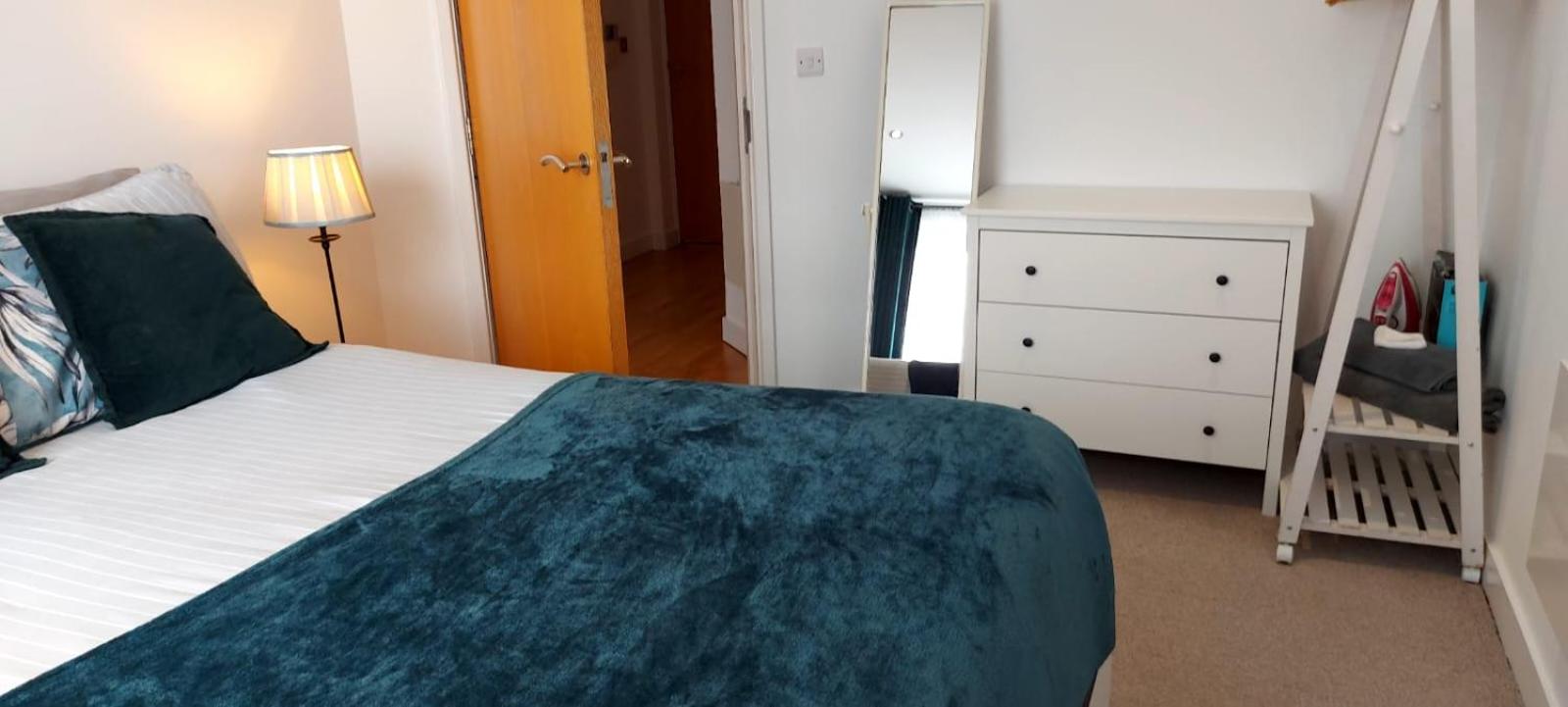 Stylish Apartment in Great City Location, Parking Possible - West One view 5