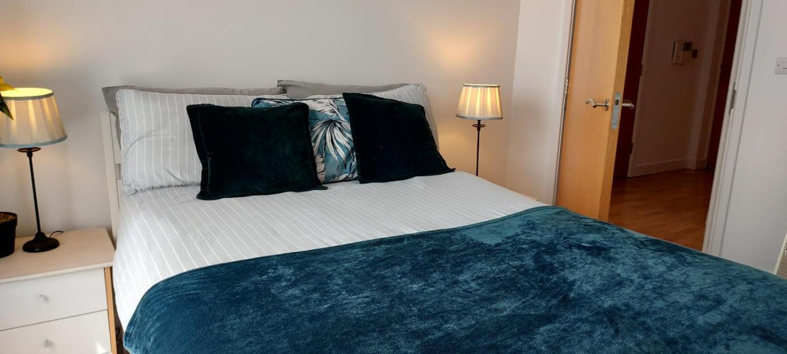 Stylish Apartment in Great City Location, Parking Possible - West One view 3